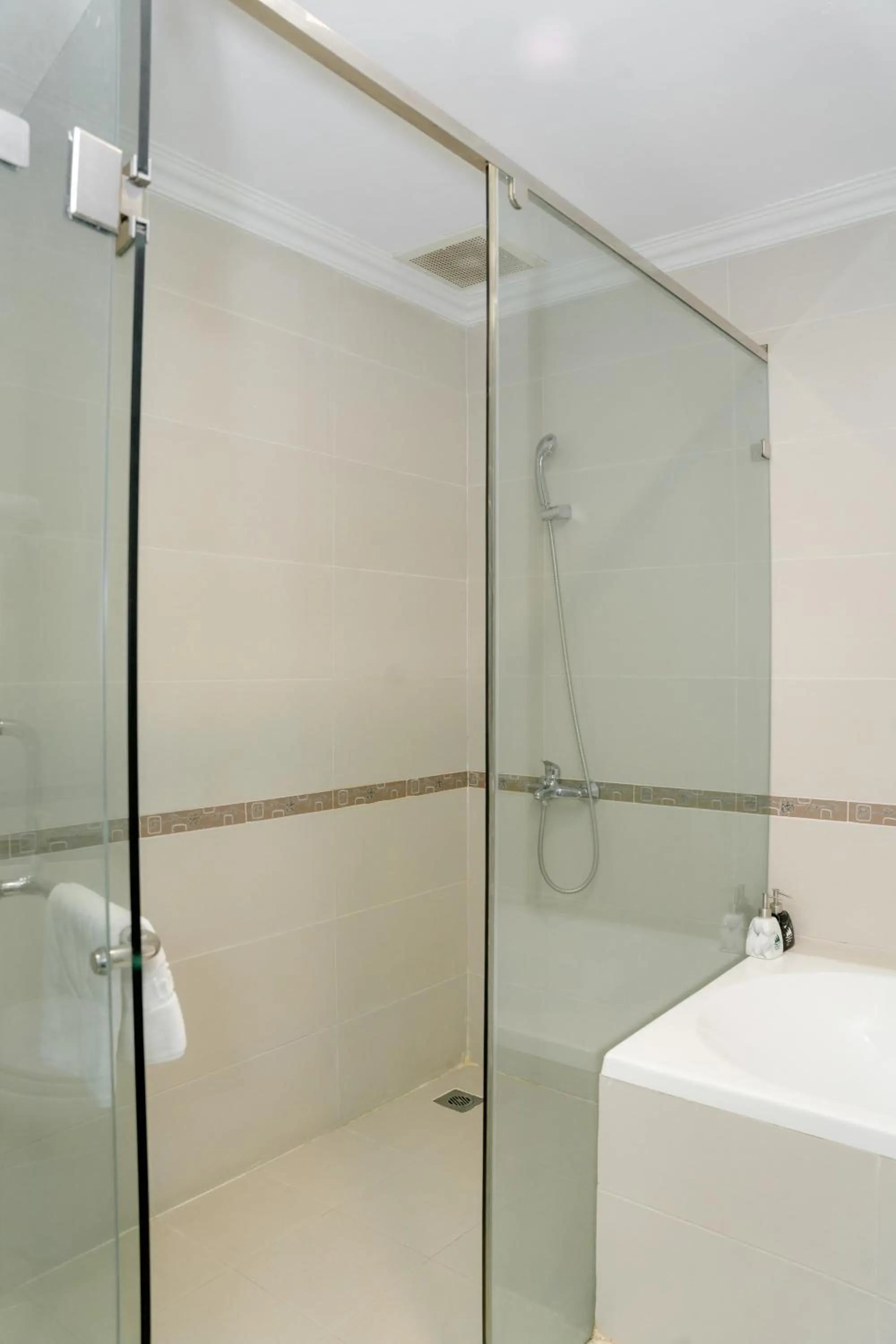 Bathroom in White Palace Thai Binh Hotel