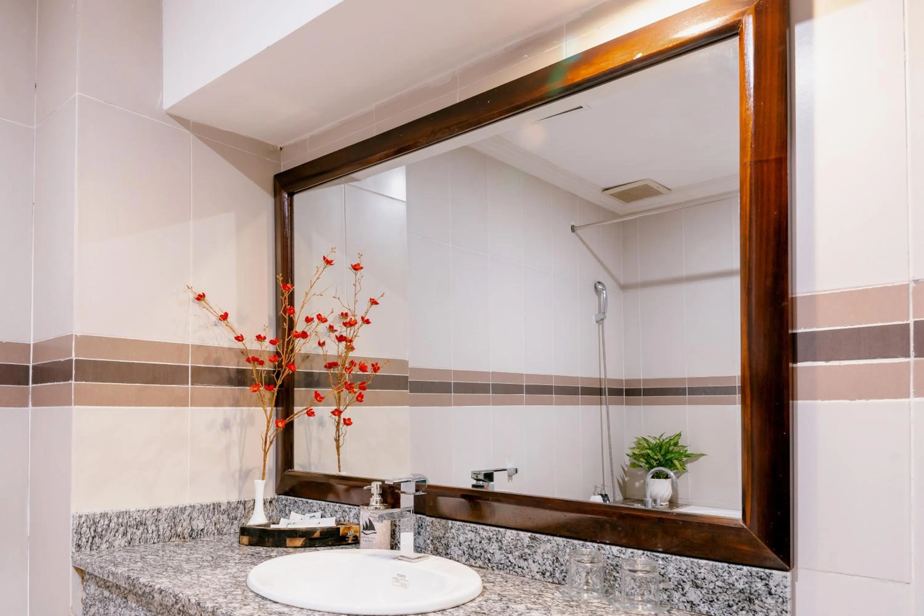 Bathroom in White Palace Thai Binh Hotel