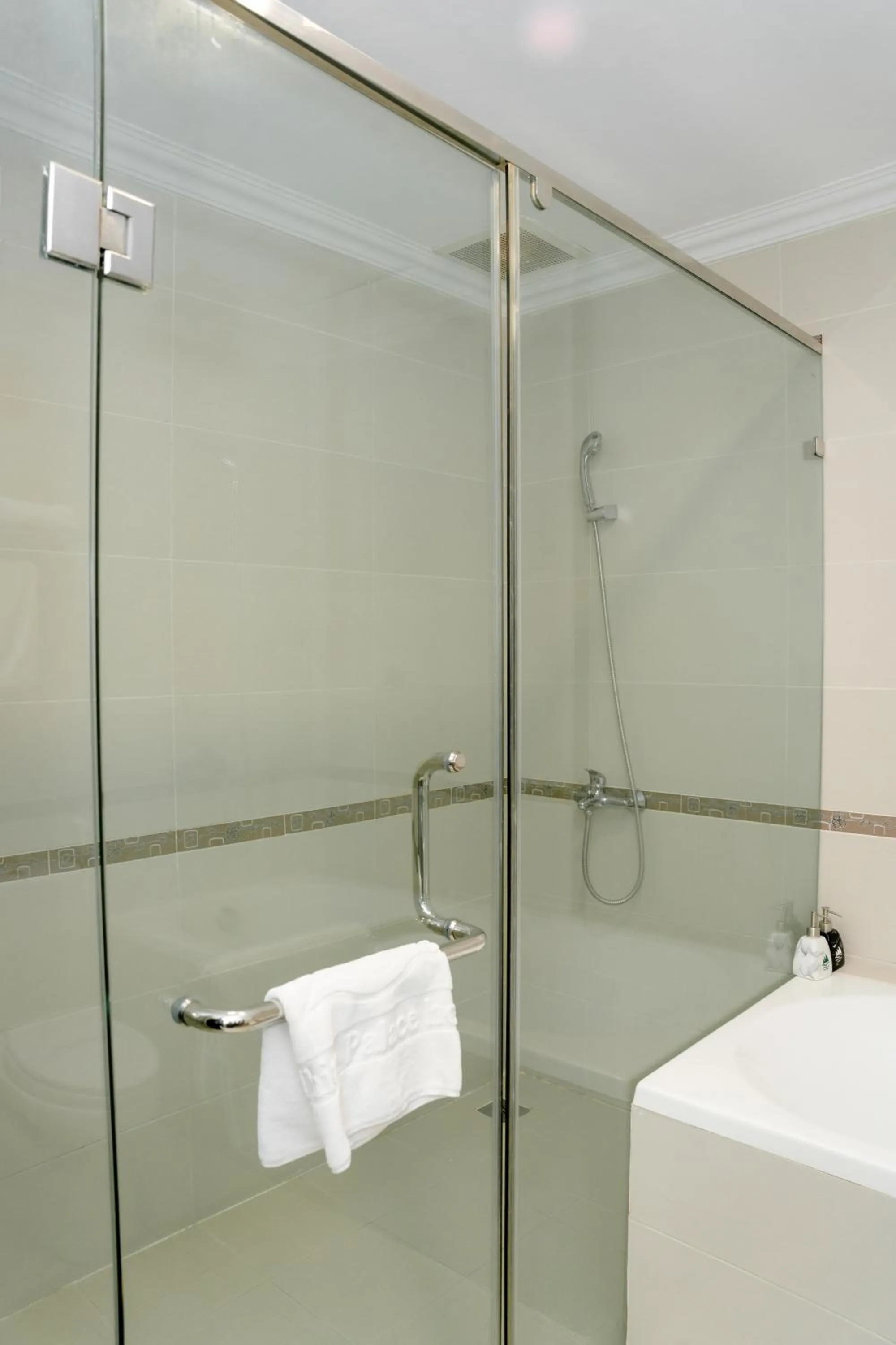 Bathroom in White Palace Thai Binh Hotel