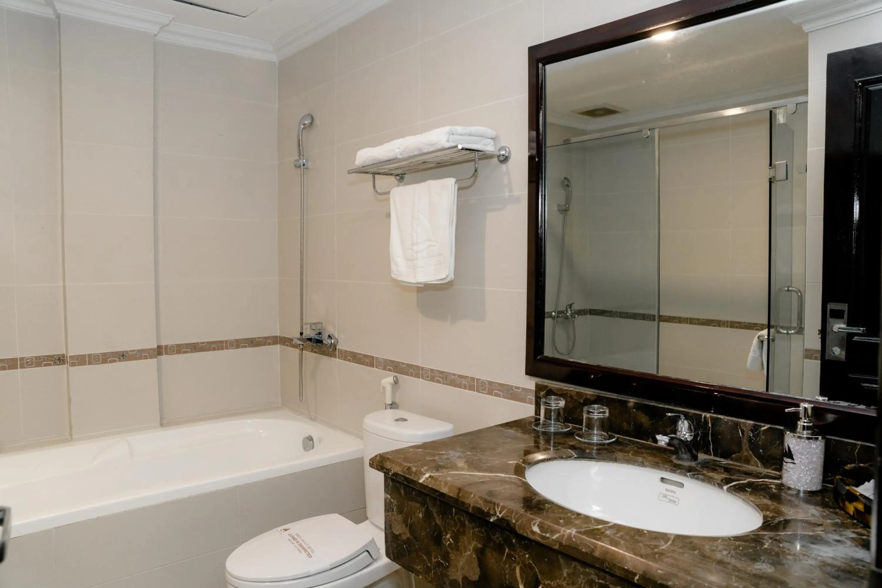 Bathroom in White Palace Thai Binh Hotel