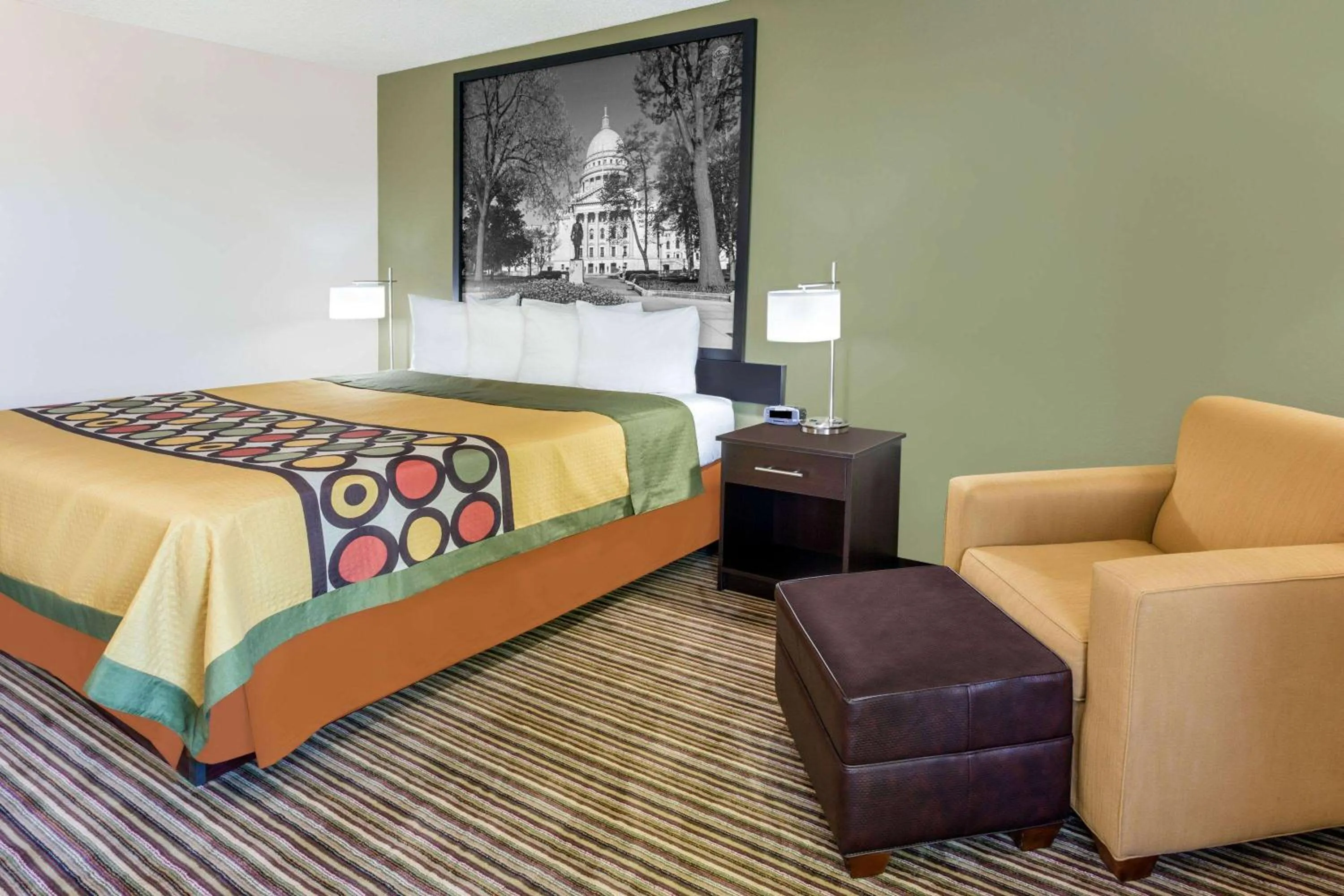 Photo of the whole room, Bed in Super 8 by Wyndham Madison South