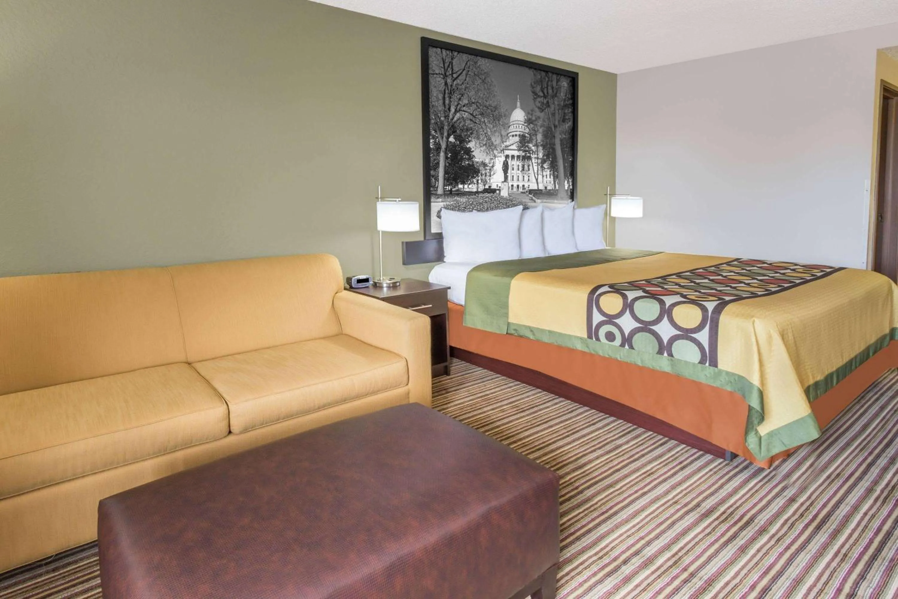 Photo of the whole room, Bed in Super 8 by Wyndham Madison South