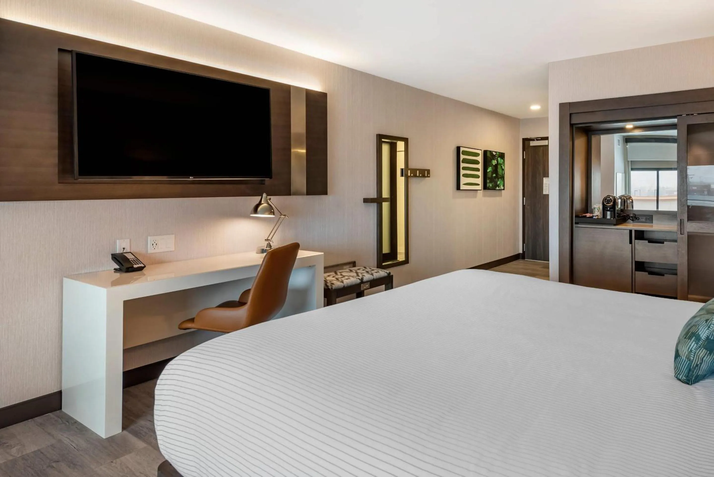 Bedroom, Bed in Cambria Hotel Shelby Township - Detroit Utica