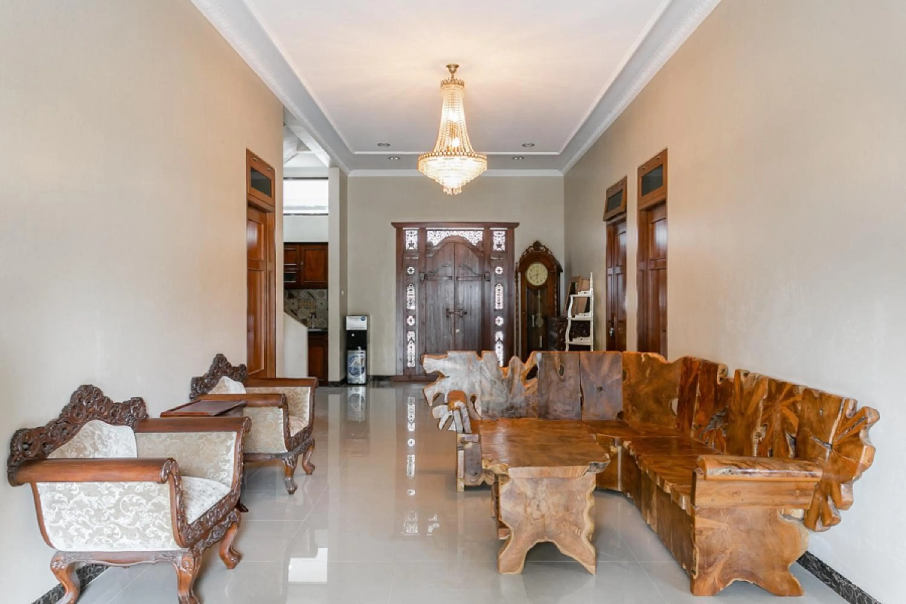 Living room in RedDoorz Syariah near Exit Toll Banyumanik Semarang