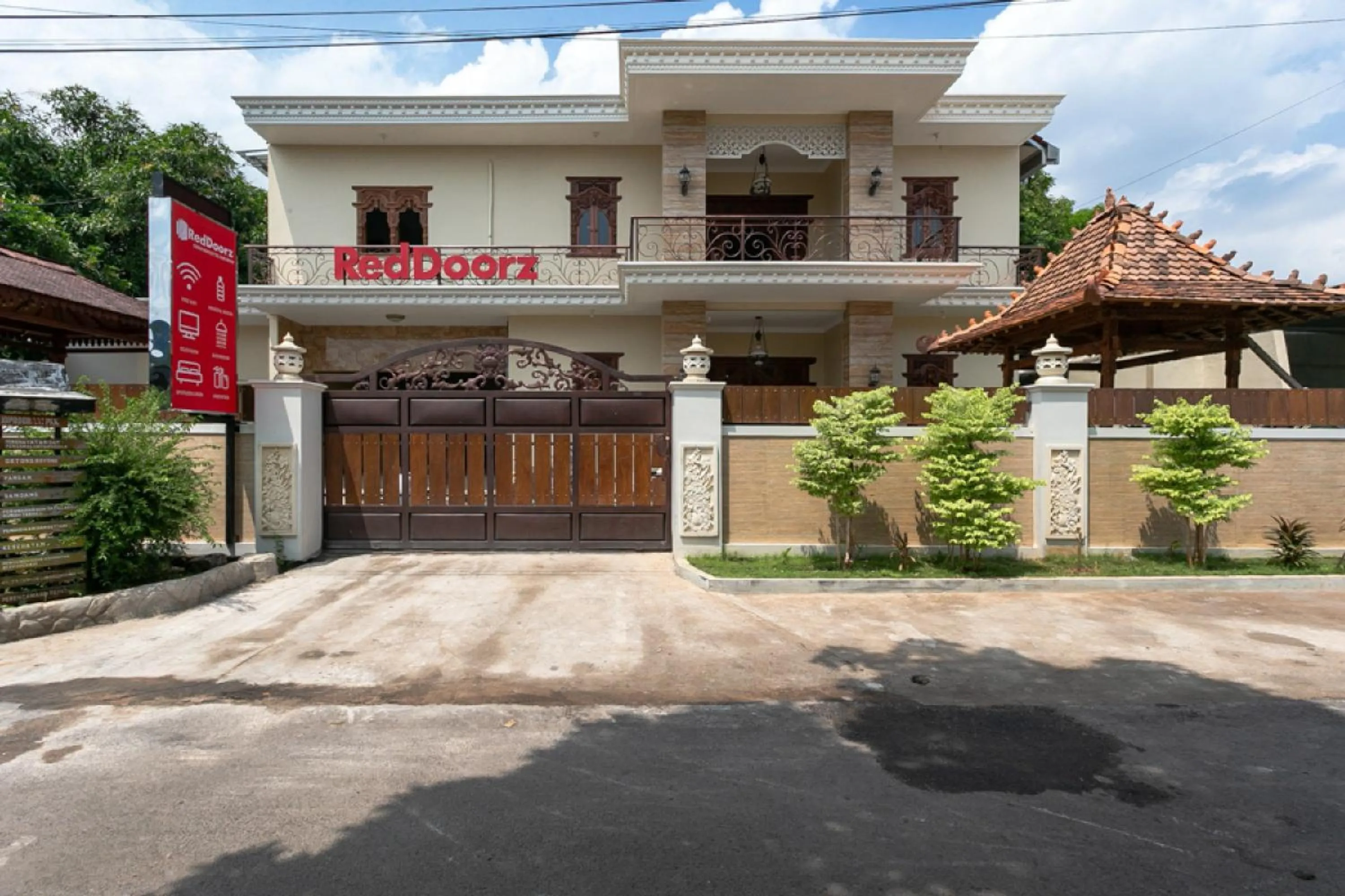 Facade/entrance in RedDoorz Syariah near Exit Toll Banyumanik Semarang