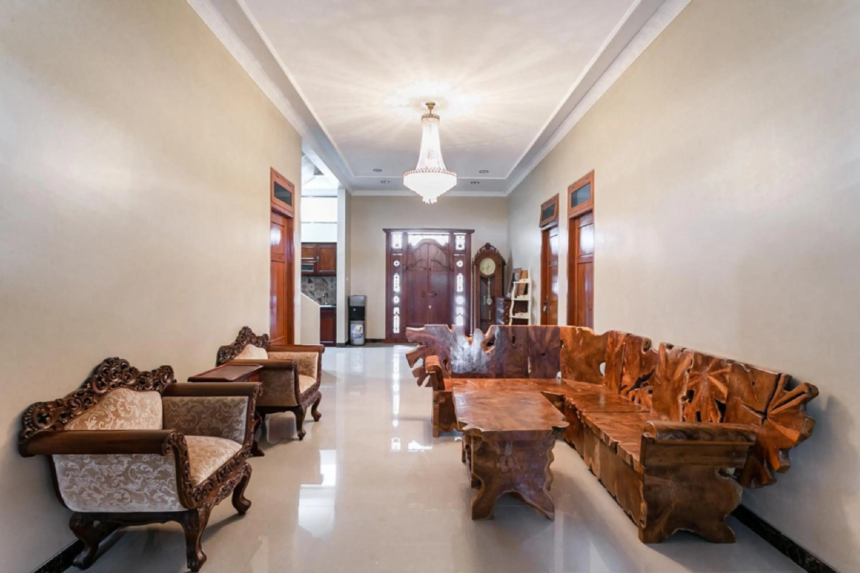 Living room in RedDoorz Syariah near Exit Toll Banyumanik Semarang