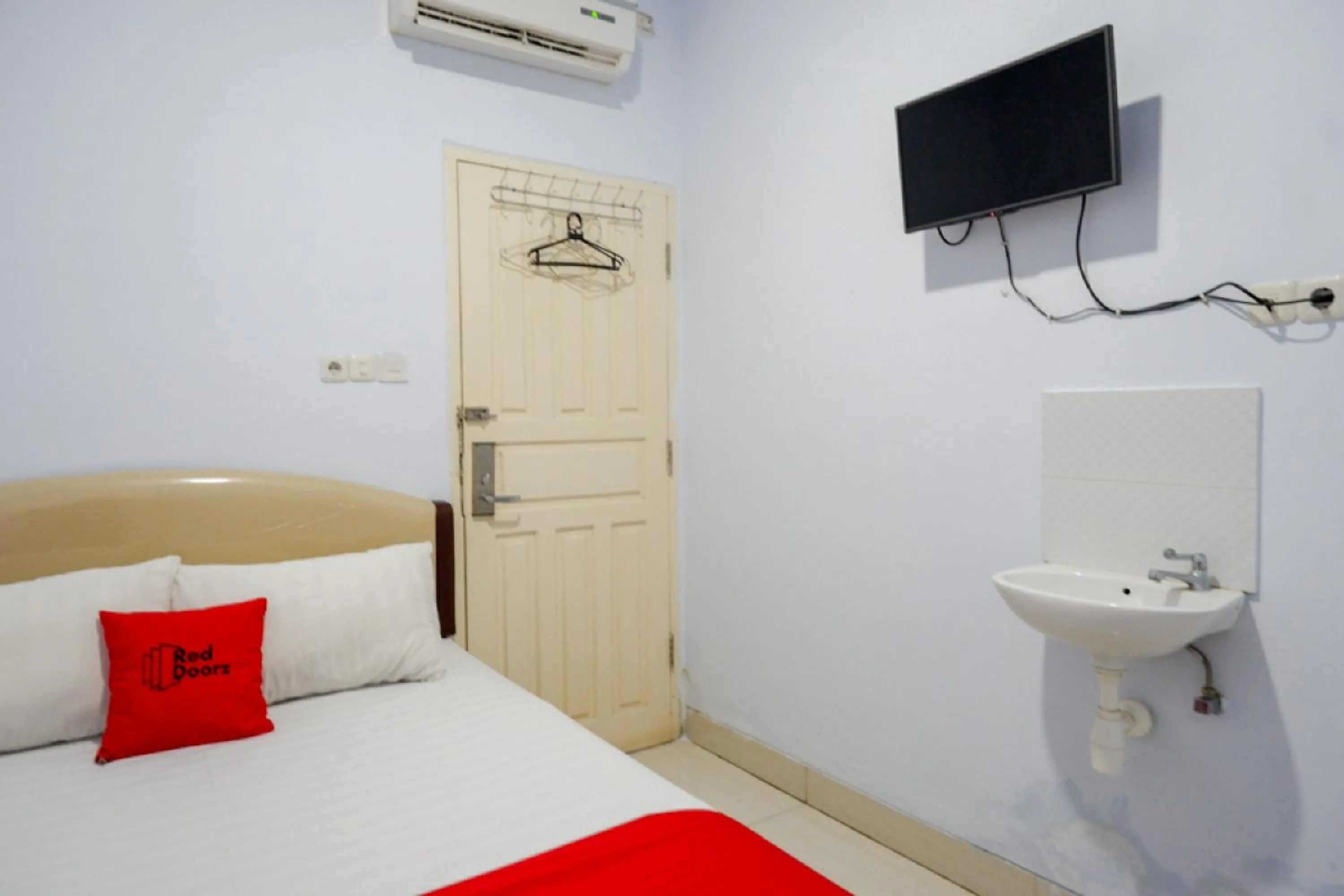 Bedroom, Bed in RedDoorz @ Hotel Bravo Pantai Kamali Bau Bau