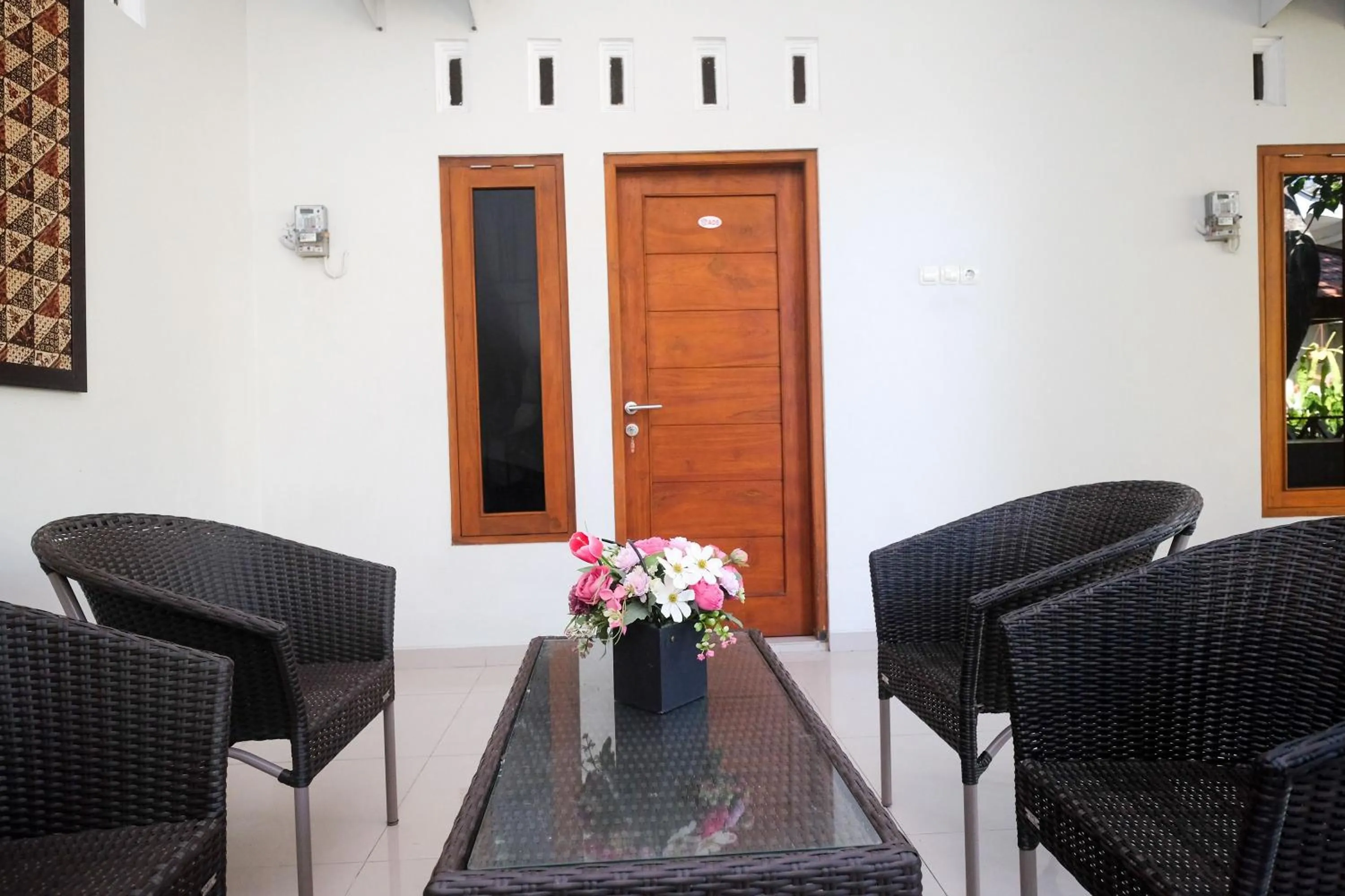 Seating area in RedDoorz Syariah near Pascasarjana UGM 3