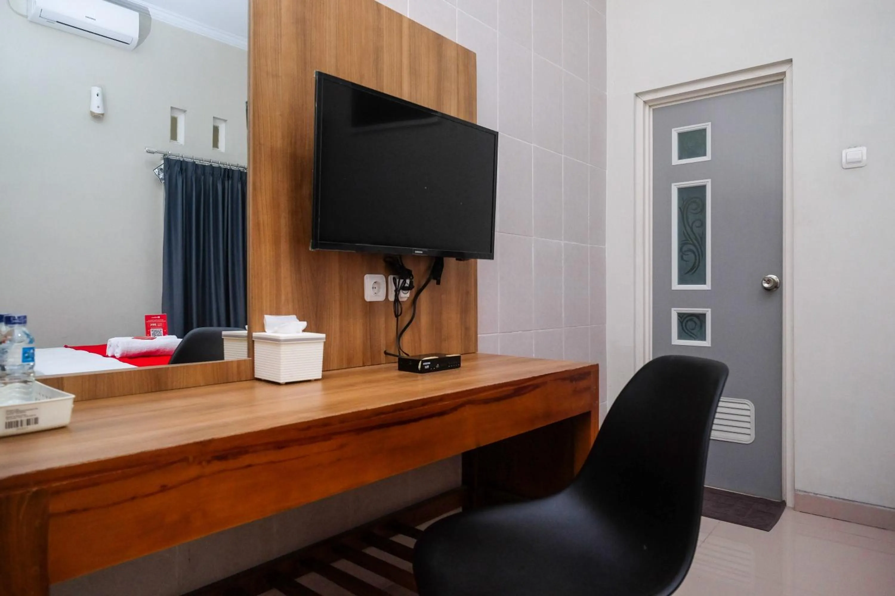 TV and multimedia in RedDoorz Syariah near Pascasarjana UGM 3