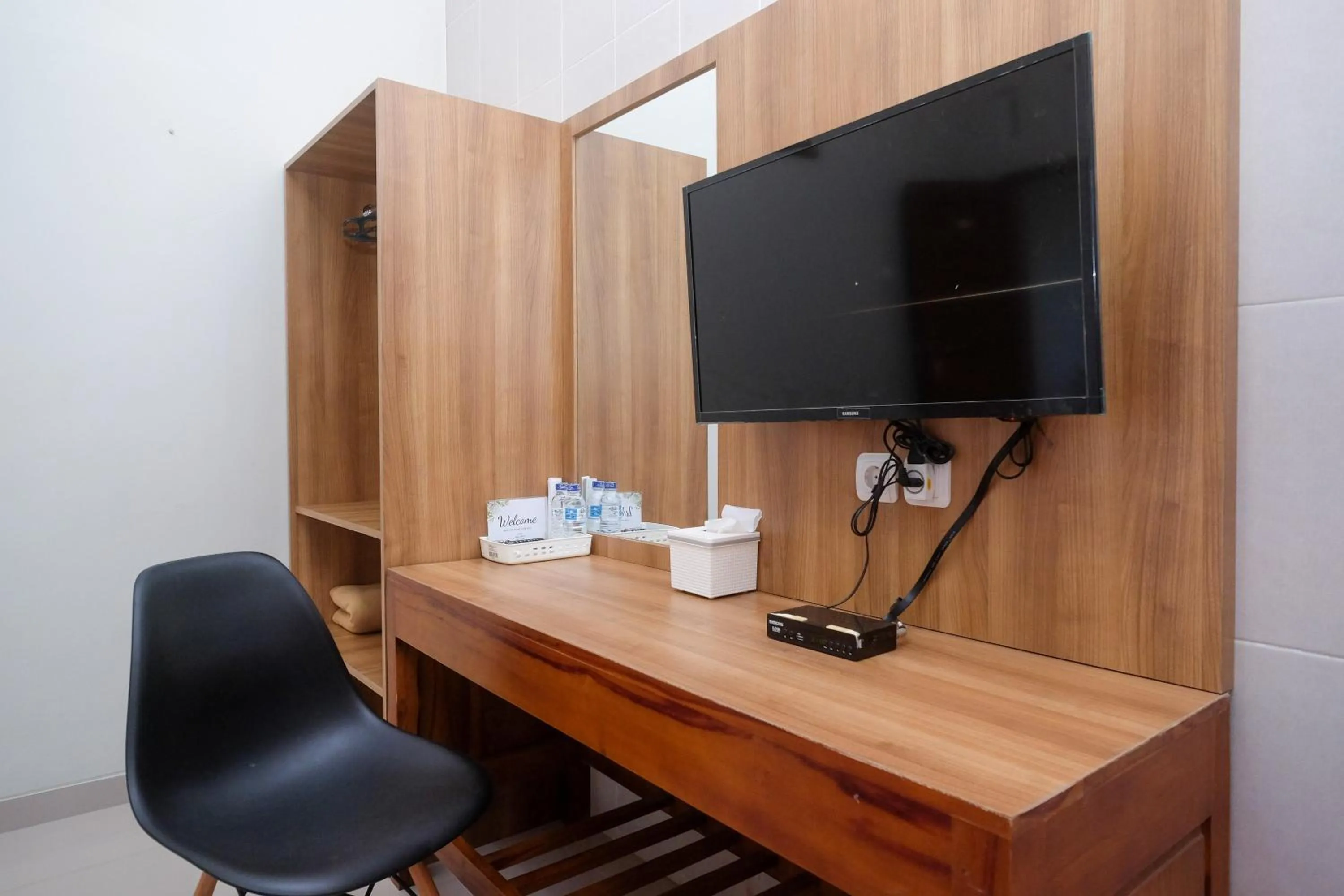 TV and multimedia in RedDoorz Syariah near Pascasarjana UGM 3