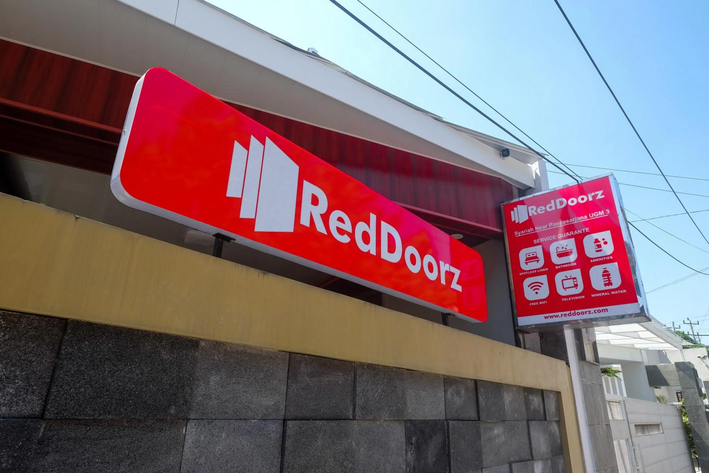 Property logo or sign in RedDoorz Syariah near Pascasarjana UGM 3