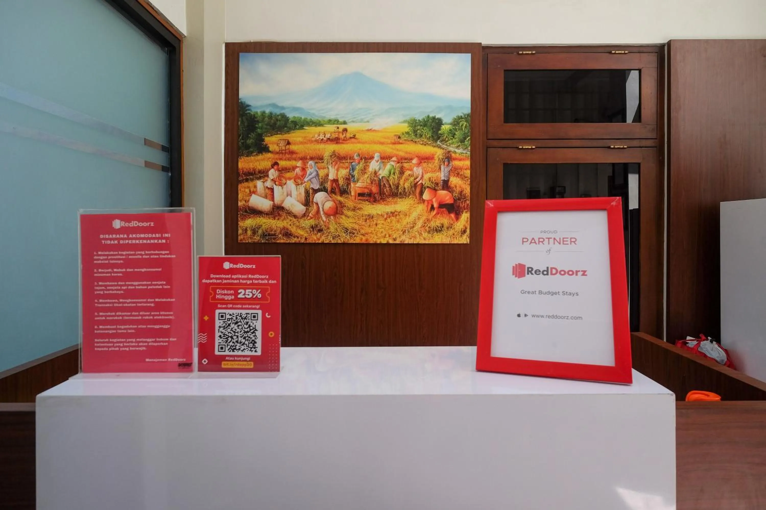 Lobby or reception in RedDoorz Syariah near Pascasarjana UGM 3