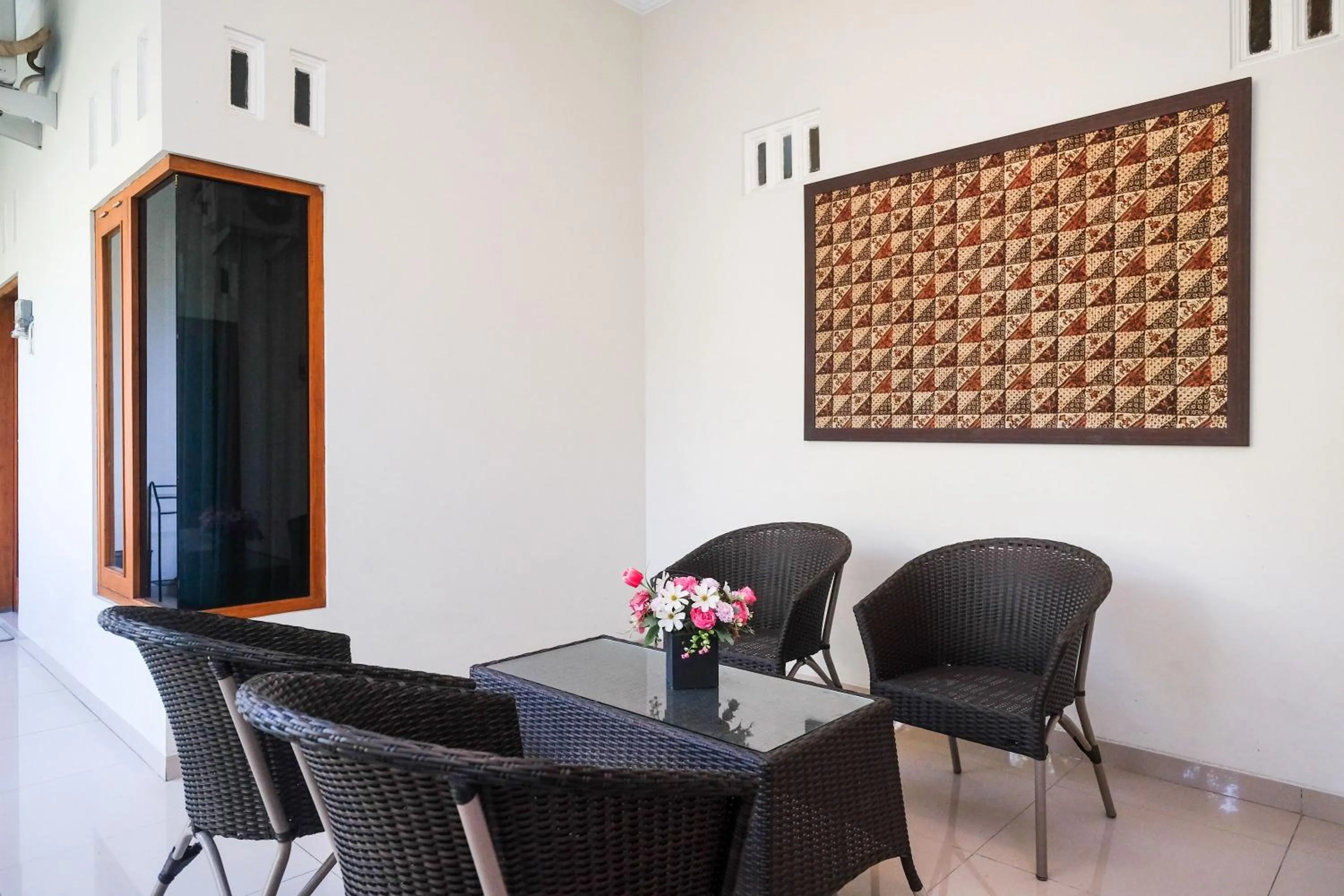 Seating area in RedDoorz Syariah near Pascasarjana UGM 3