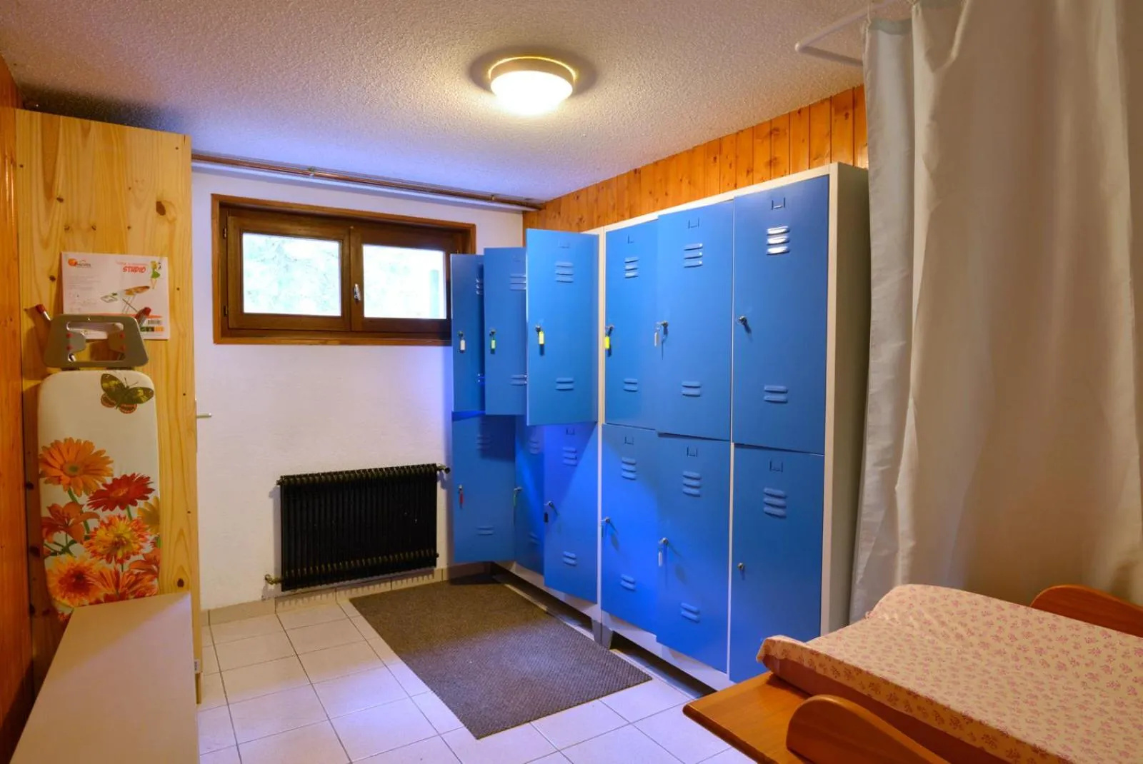 microwave, Bed in Auberge de la Dranse