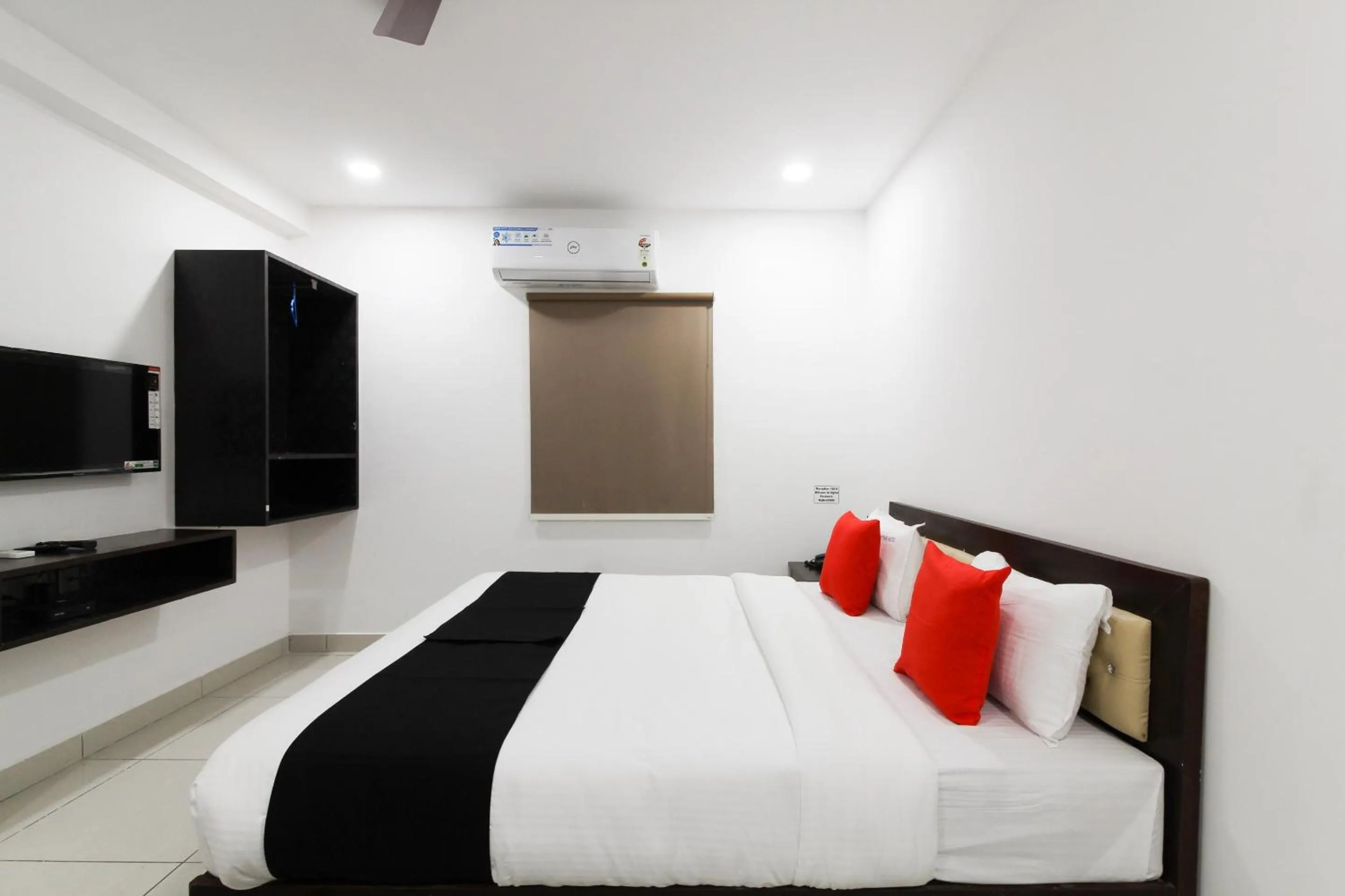 Bedroom, Bed in Super Collection O Mythri Hotel Near By ECIL, AS RAO Nagar, Sainikpuri