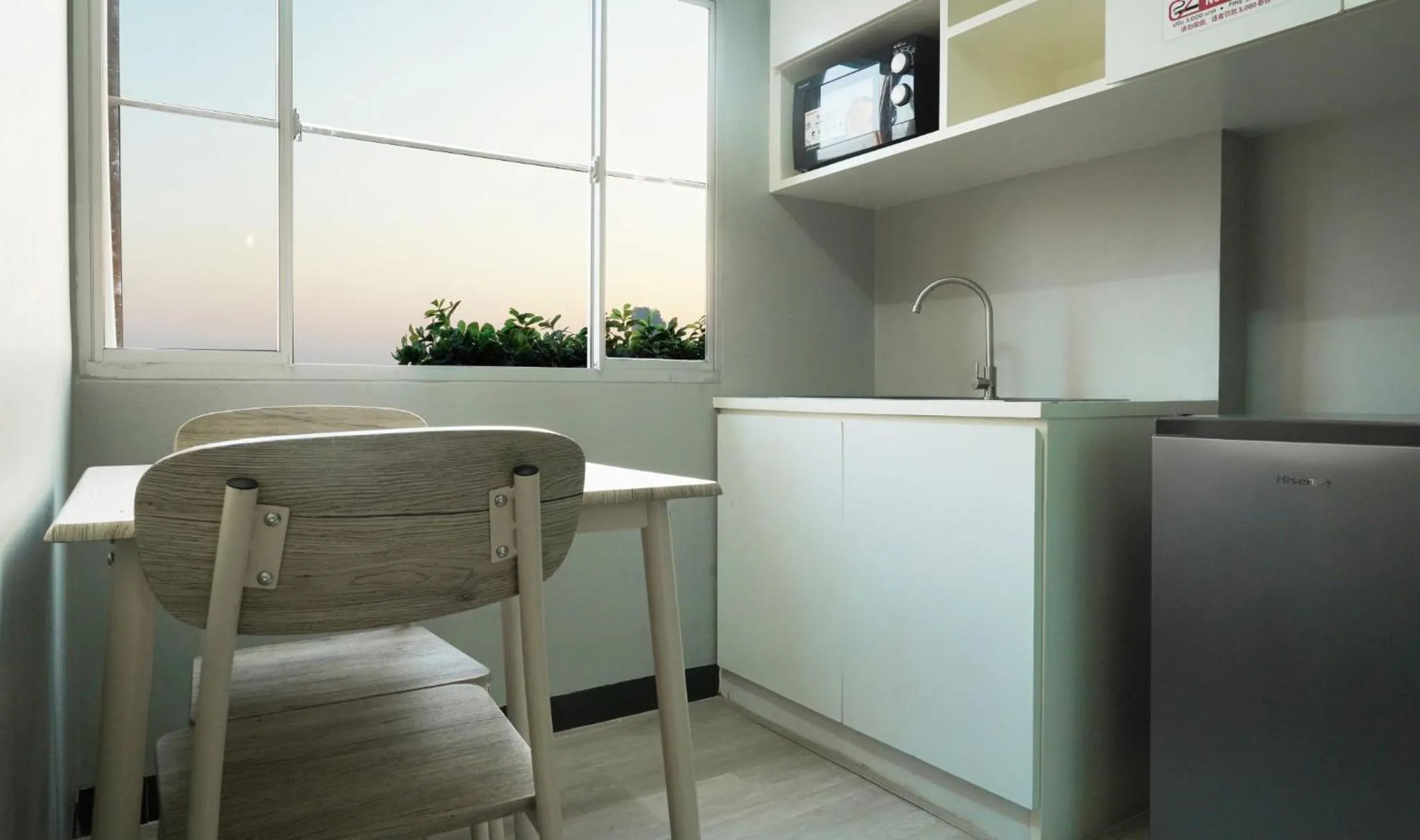 Dining area in Fullroom 77 Srinakarin