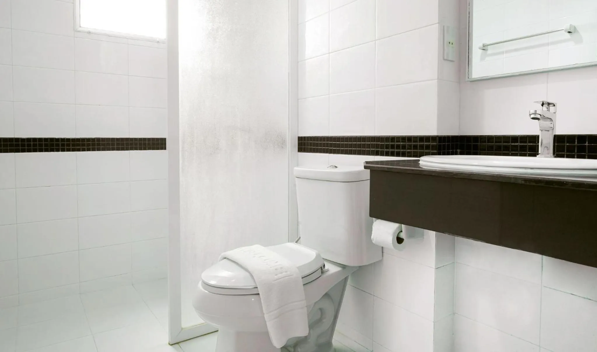 Toilet in Fullroom 77 Srinakarin