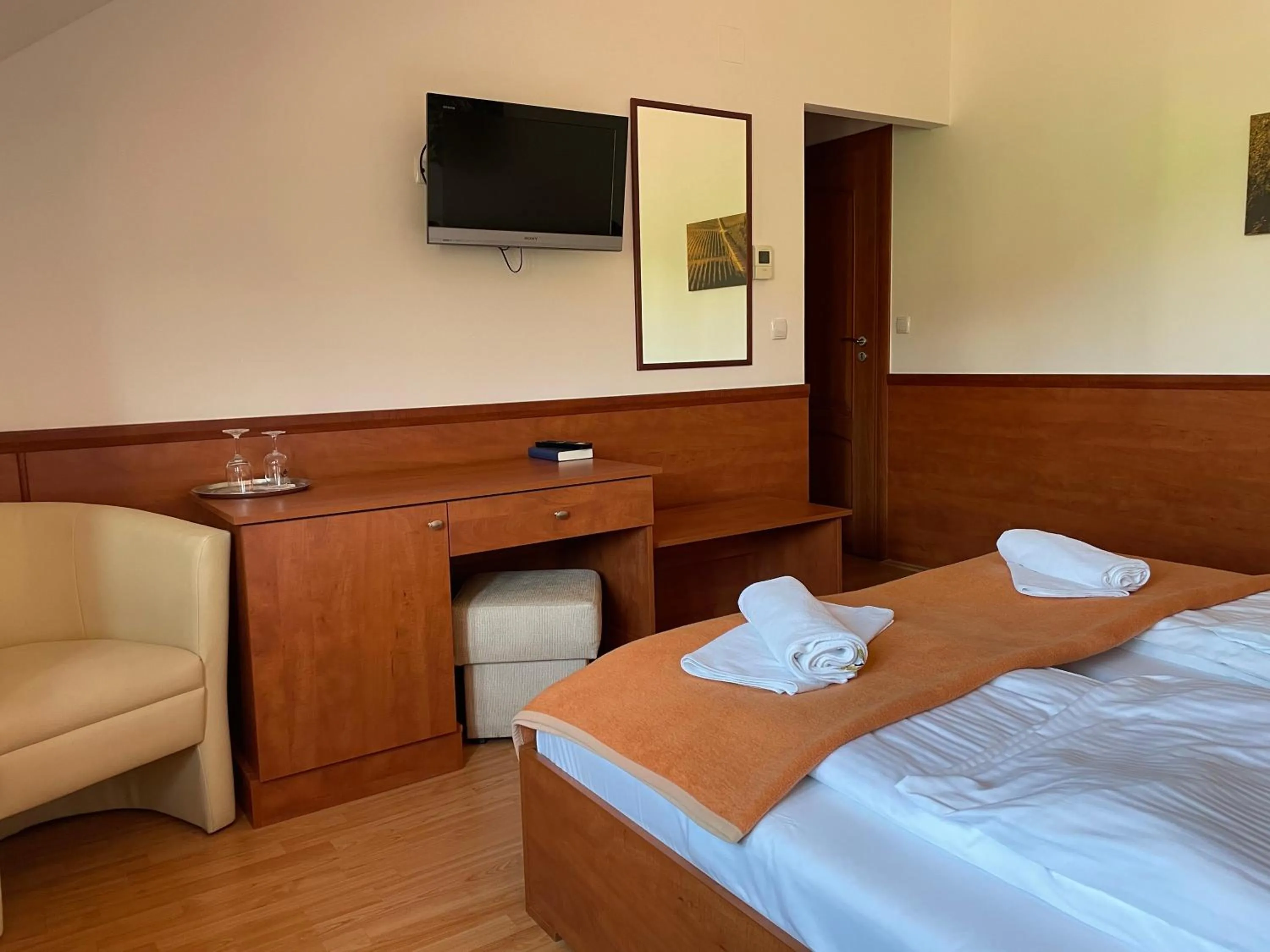 Bedroom, Bed in Mayer Pince Panzió