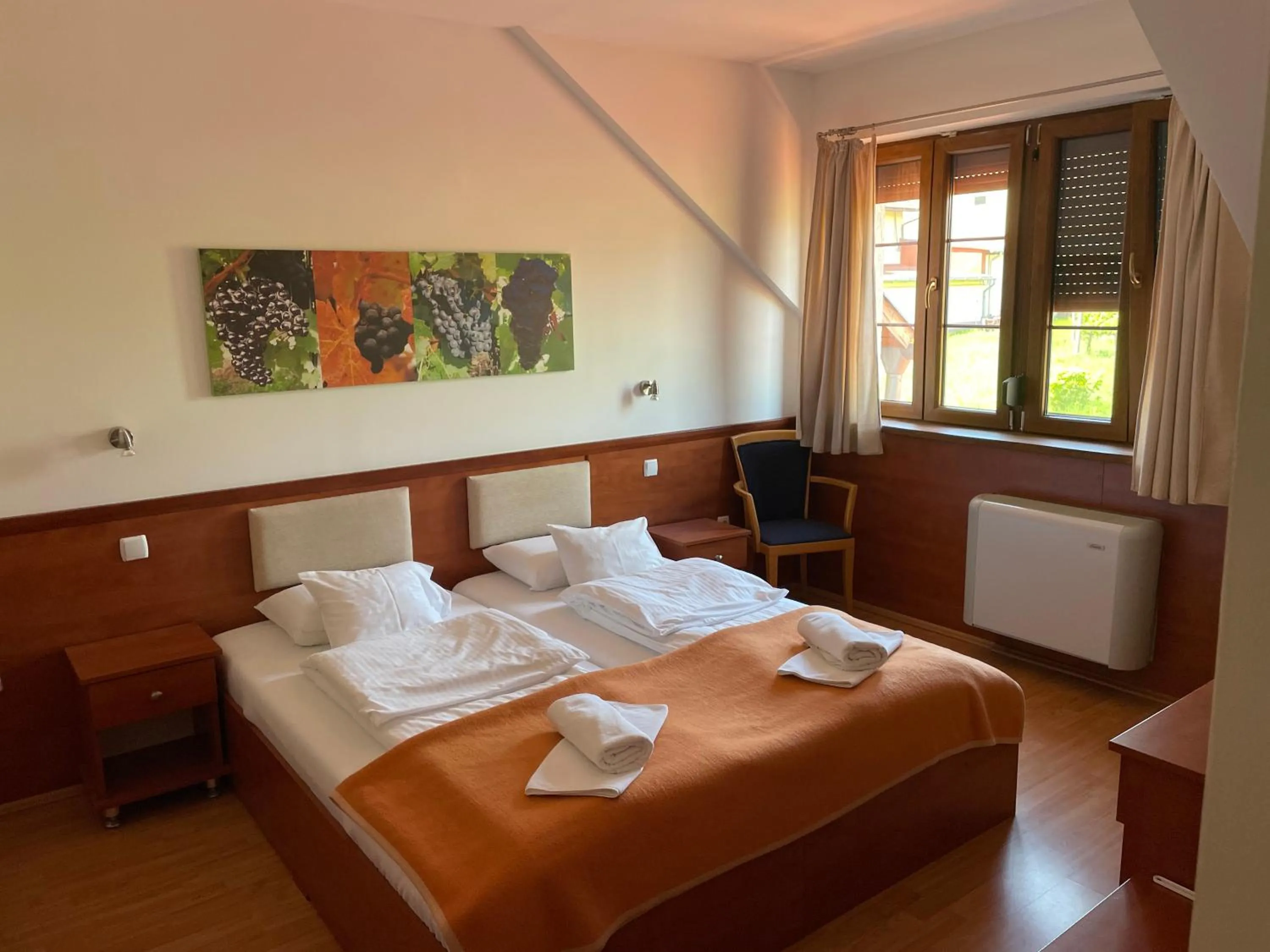 Bedroom, Bed in Mayer Pince Panzió