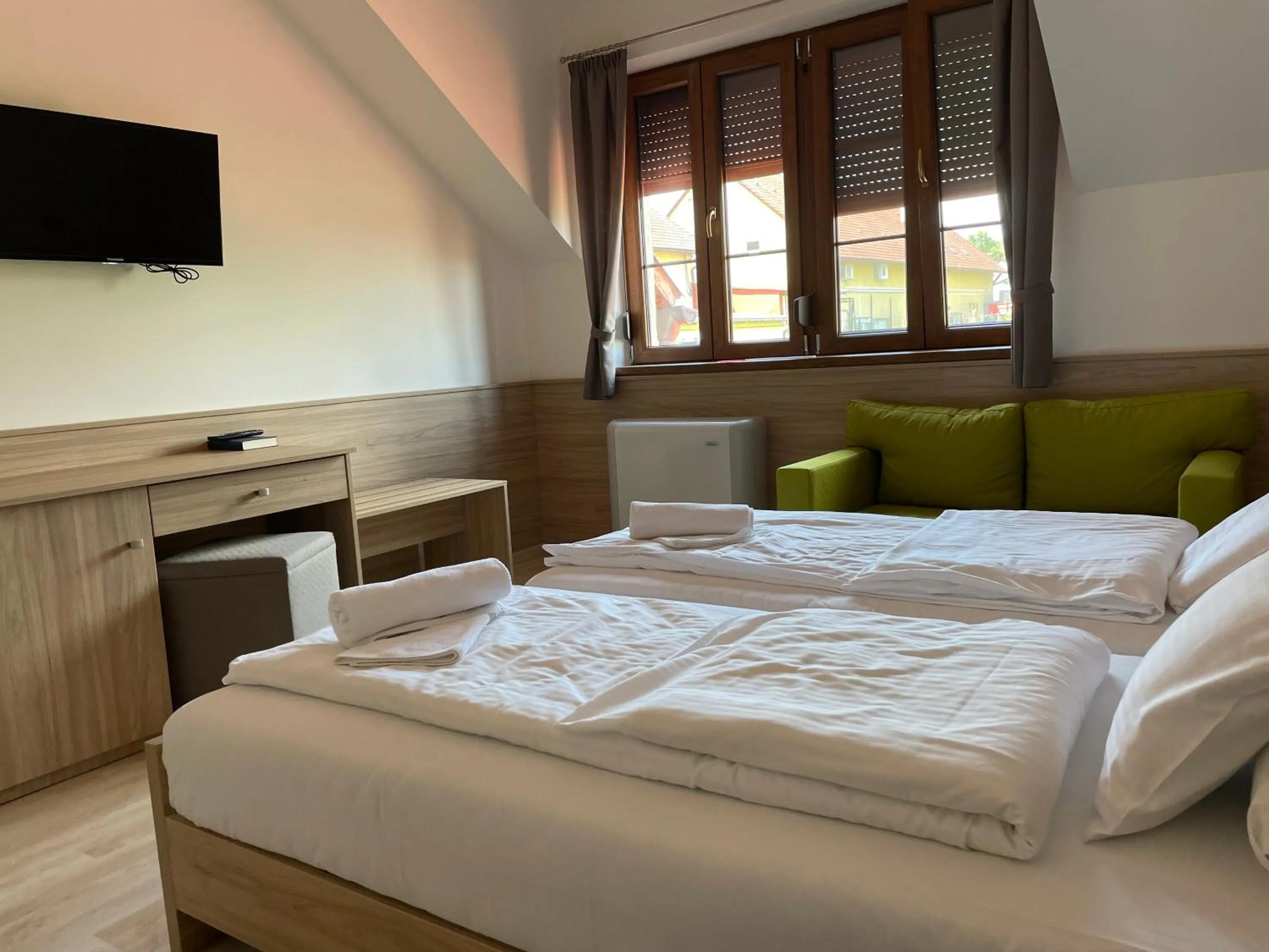 Bedroom, Bed in Mayer Pince Panzió