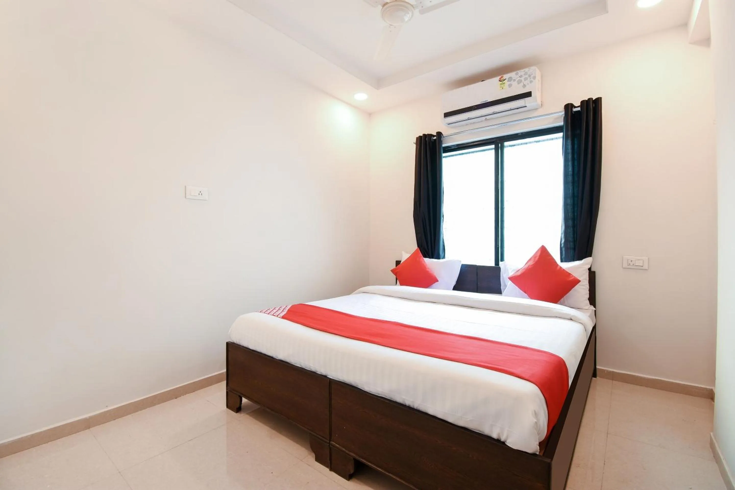 Bedroom, Bed in Super Collection O White House Regency