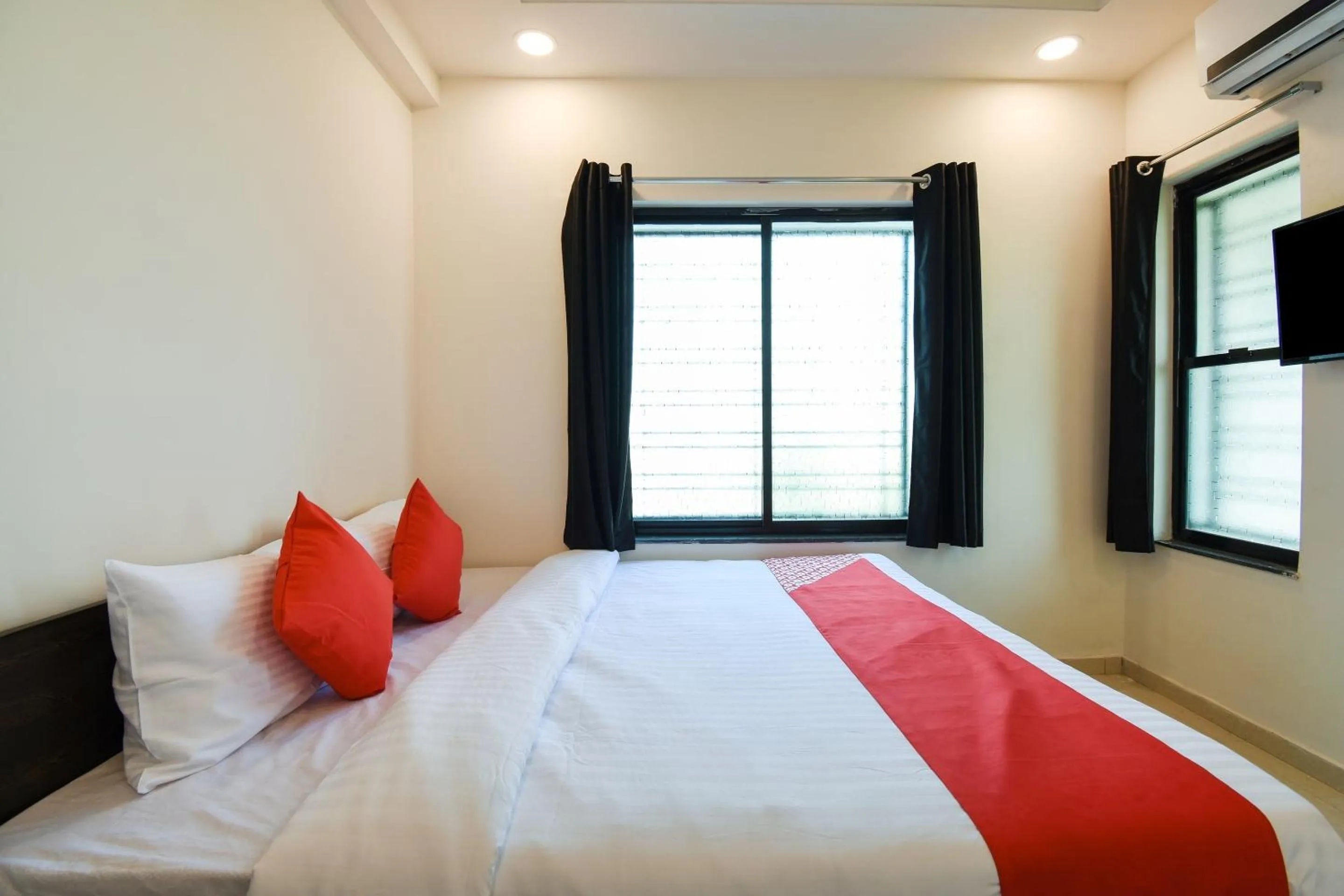 Bedroom, Bed in Super Collection O White House Regency