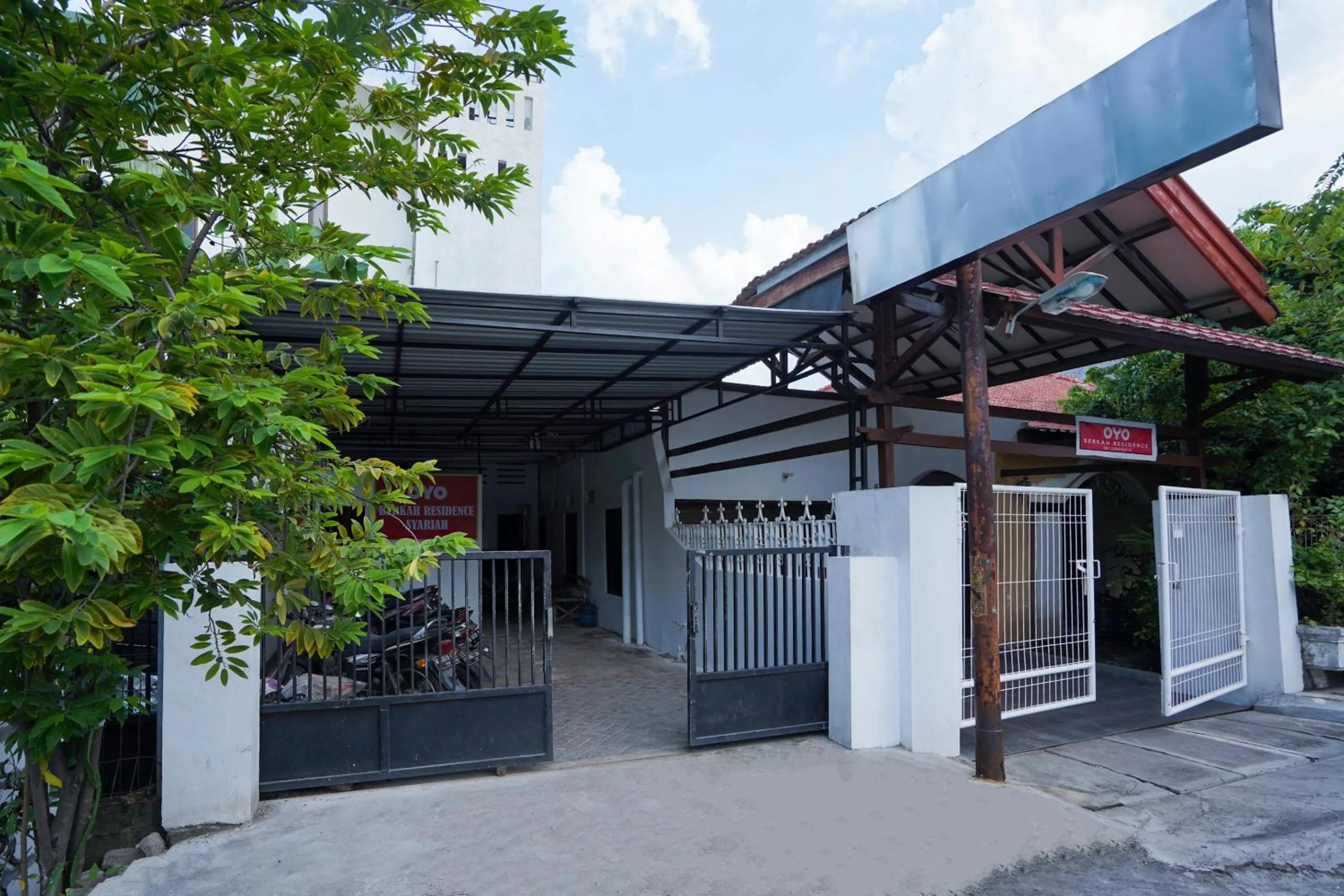 Facade/entrance in Hotel O Berkah Residence Syariah