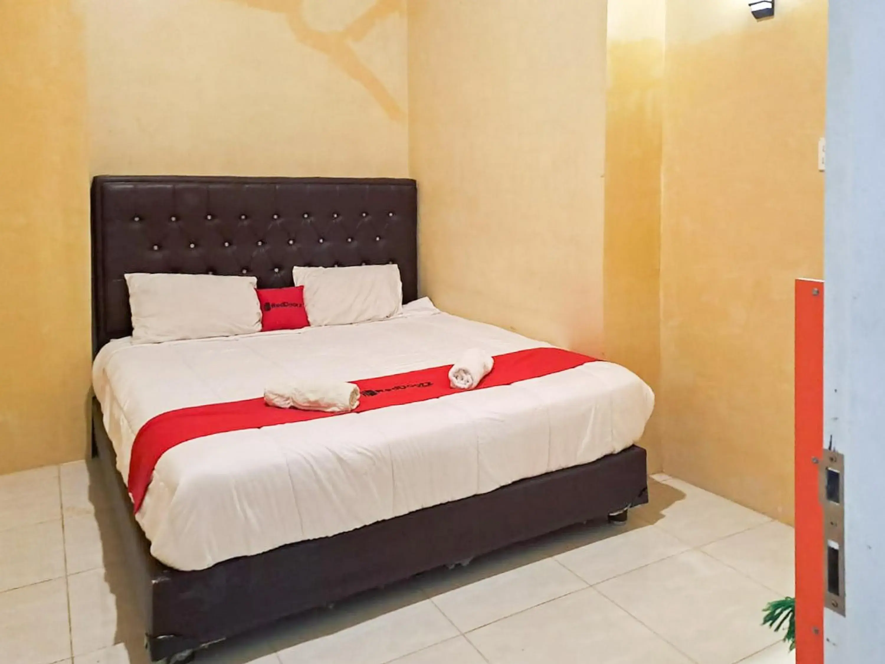 Standard Double Room - single occupancy in RedDoorz Syariah At Harley Hotel Sabang Standard Double Room - single occupancy in RedDoorz Syariah At Harley Hotel Sabang