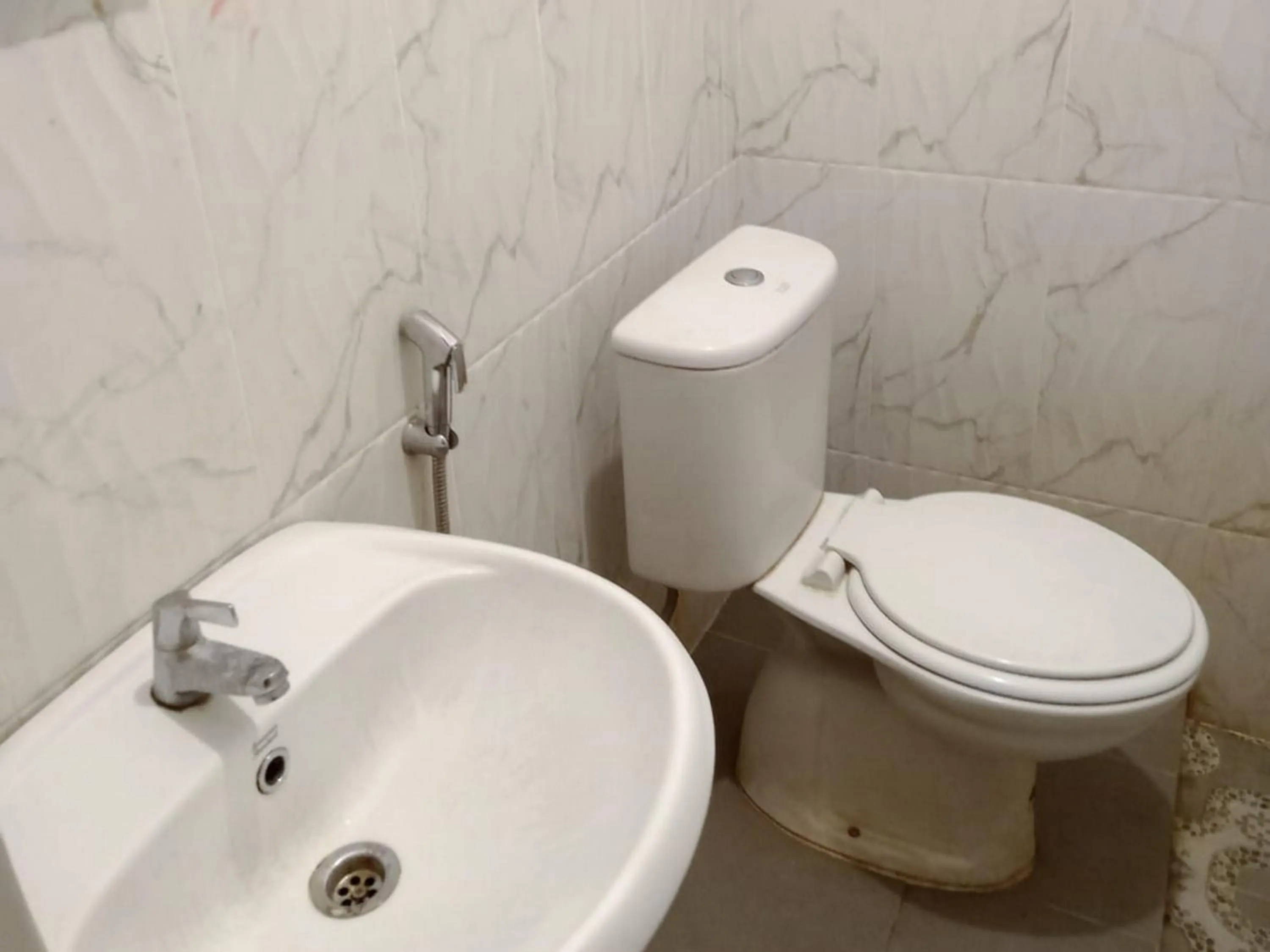 Toilet in RedDoorz Syariah At Harley Hotel Sabang