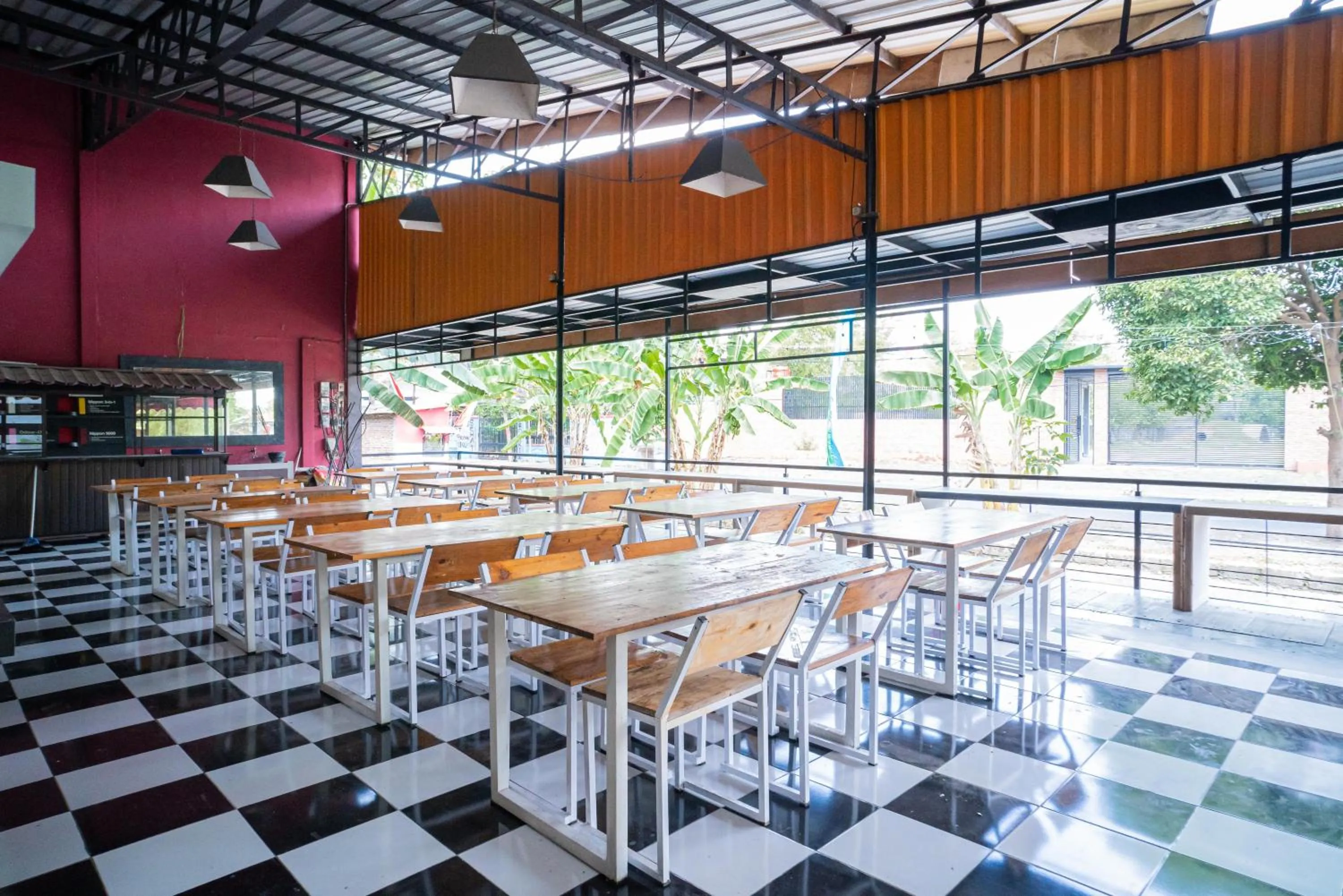 Restaurant/places to eat in RedDoorz Plus Syariah At Lotus Hotel Bojonegoro