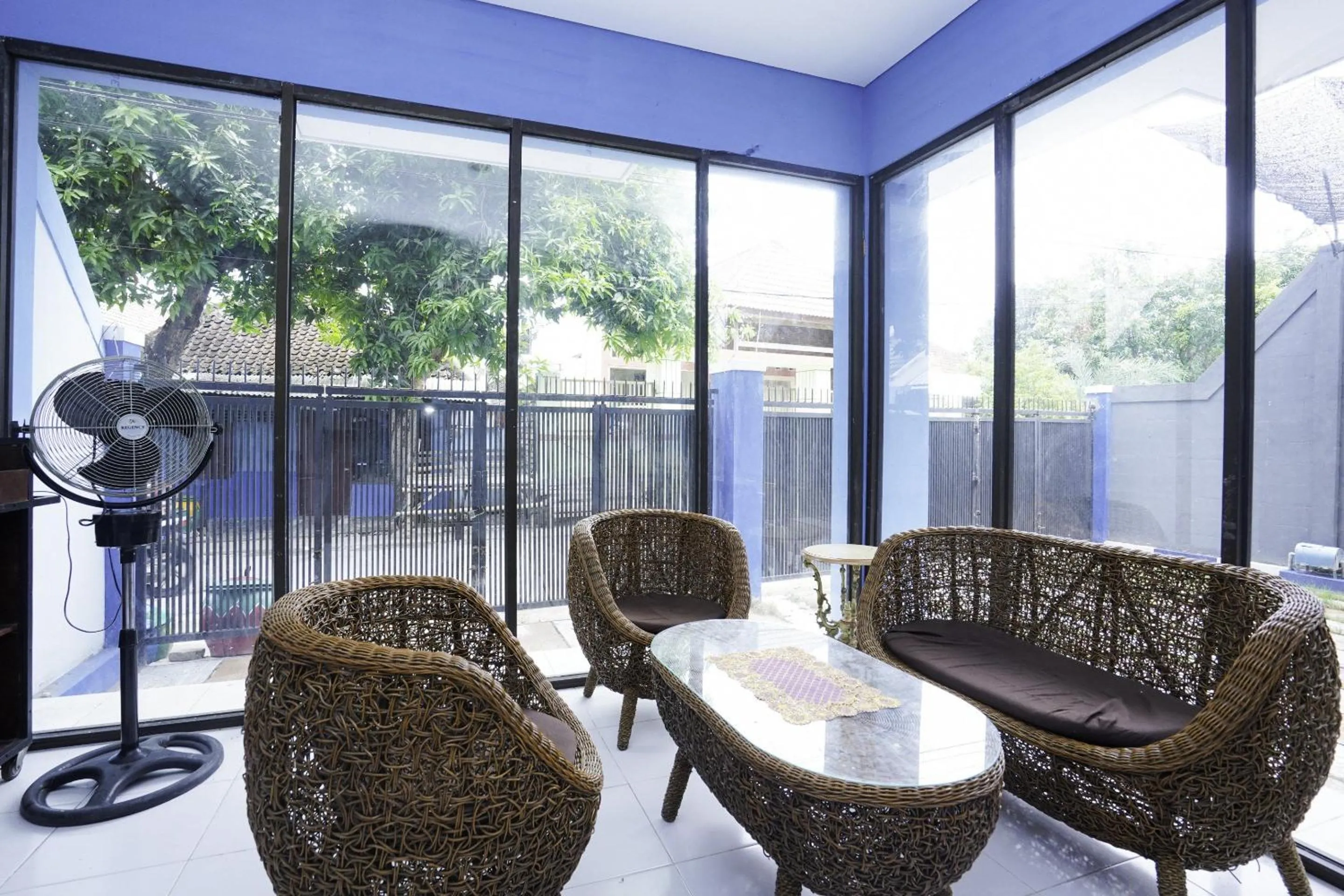 Seating area in RedDoorz Plus Syariah At Lotus Hotel Bojonegoro