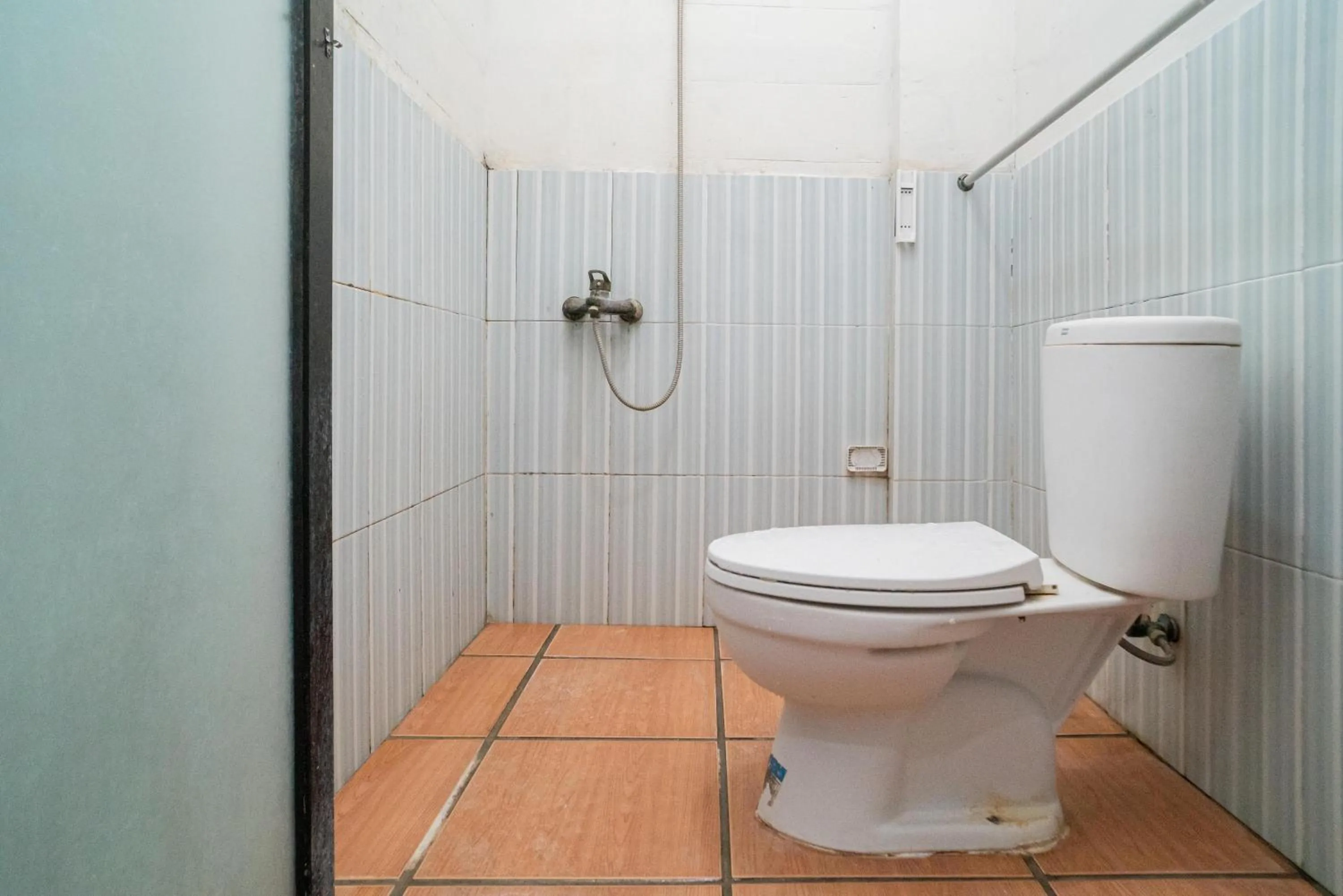 Bathroom in RedDoorz Plus Syariah At Lotus Hotel Bojonegoro