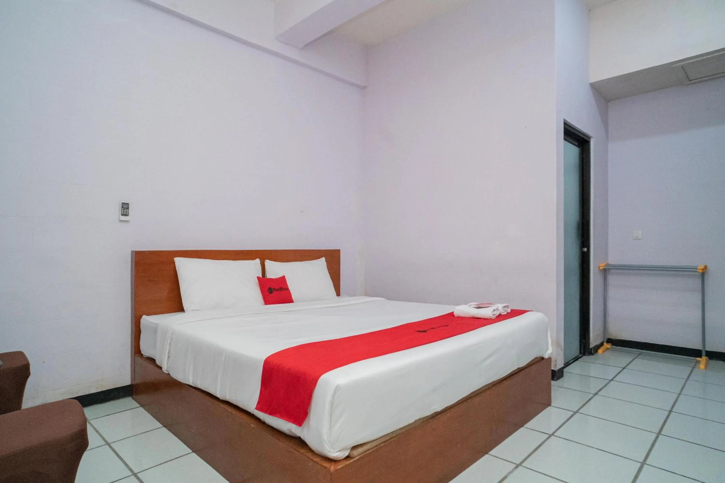 Bedroom, Bed in RedDoorz Plus Syariah At Lotus Hotel Bojonegoro