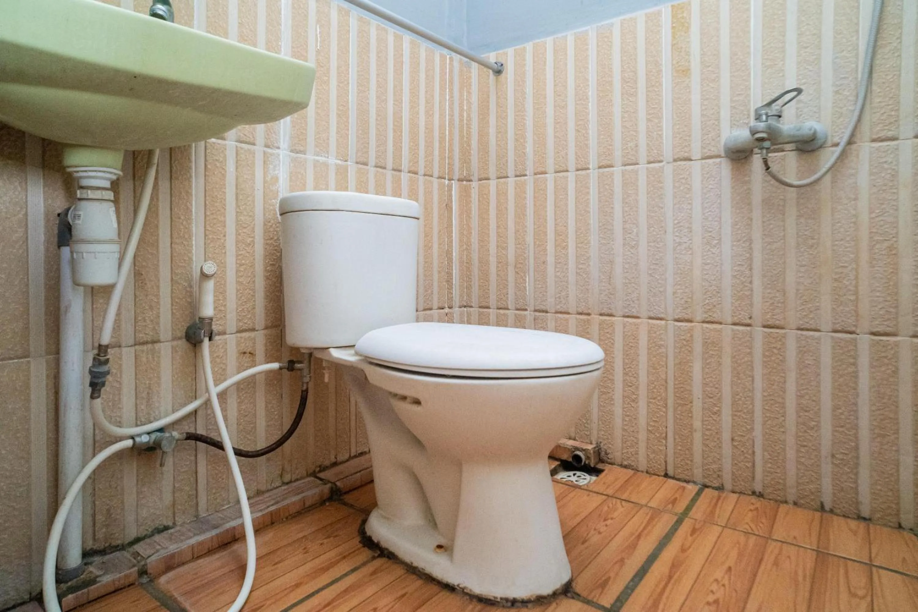 Bathroom in RedDoorz Plus Syariah At Lotus Hotel Bojonegoro