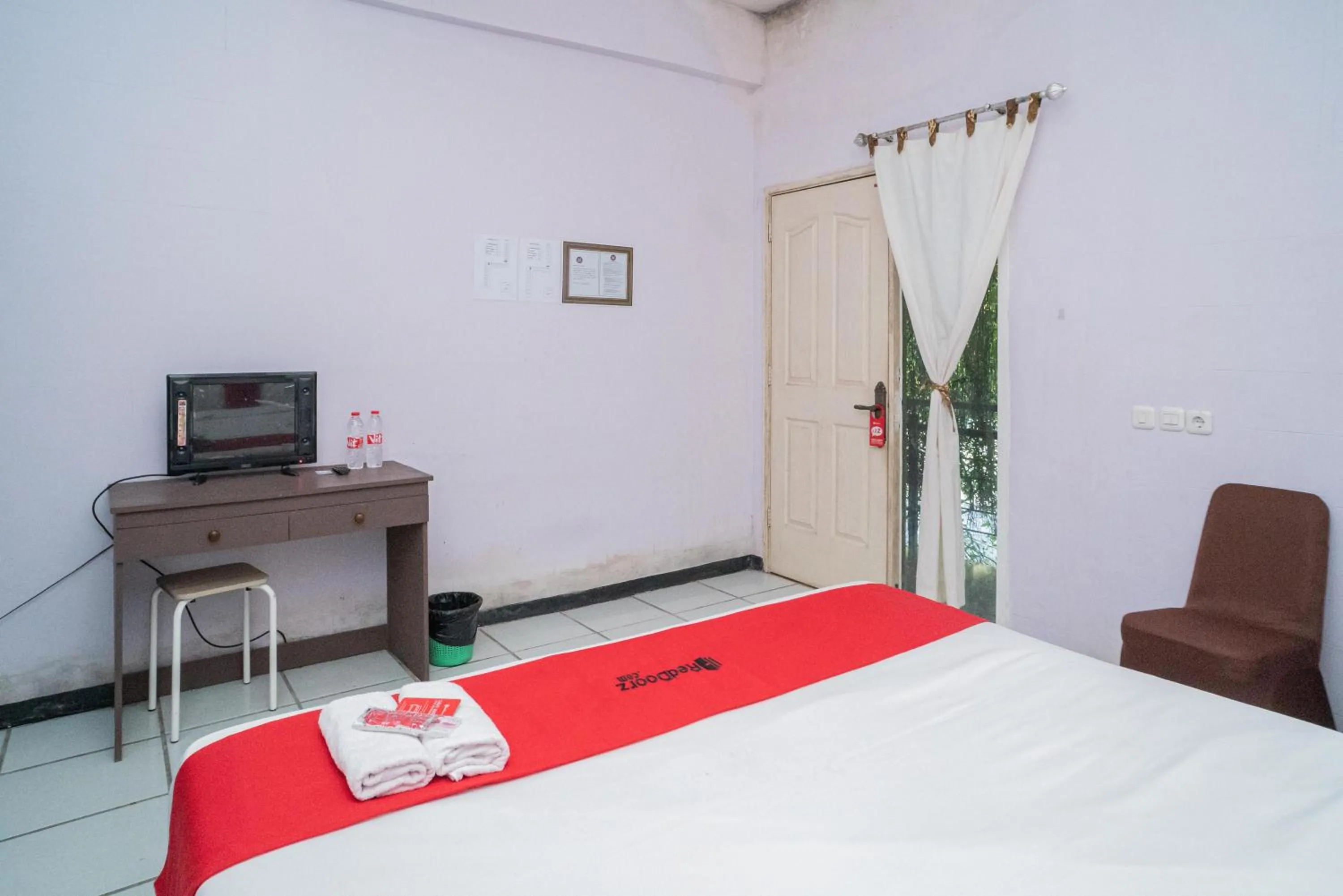 Bedroom, Bed in RedDoorz Plus Syariah At Lotus Hotel Bojonegoro
