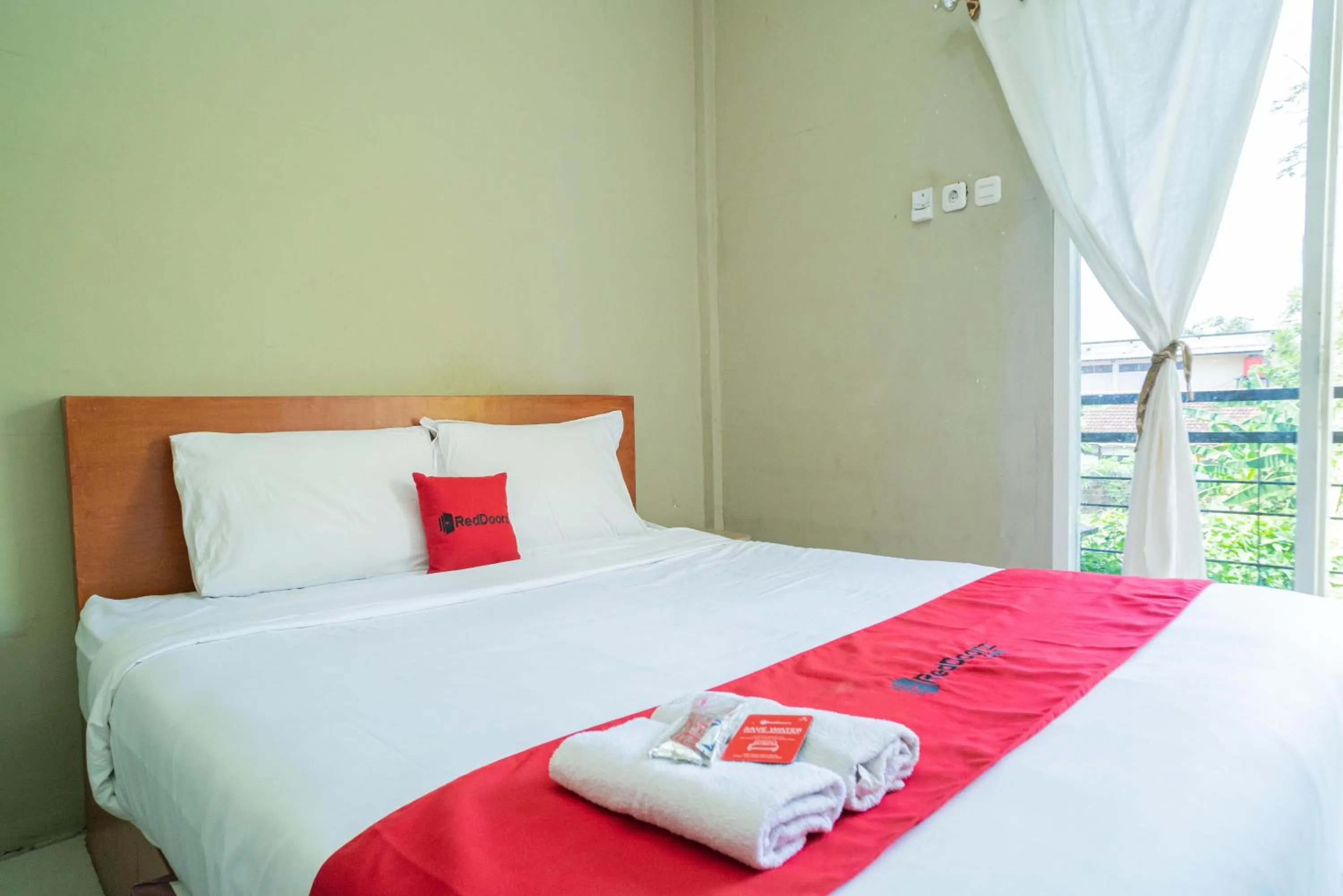 Bedroom, Bed in RedDoorz Plus Syariah At Lotus Hotel Bojonegoro