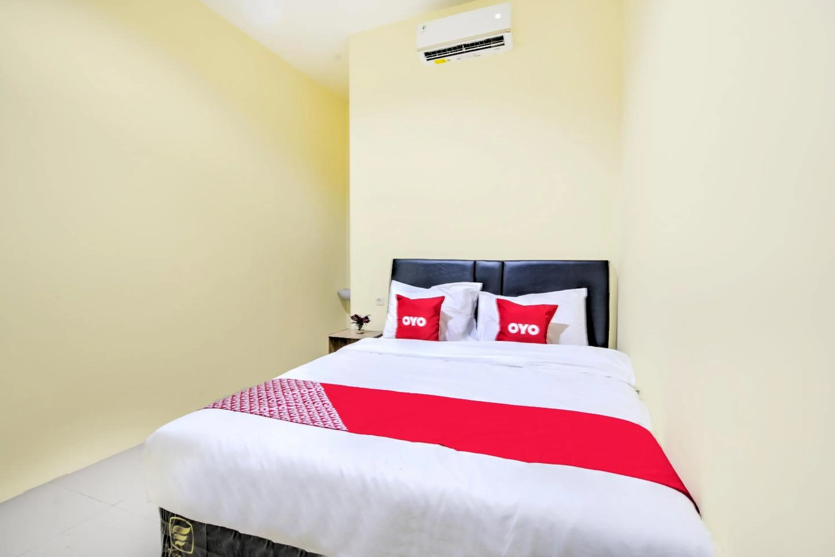 Bedroom, Bed in Hotel O Tebel 19