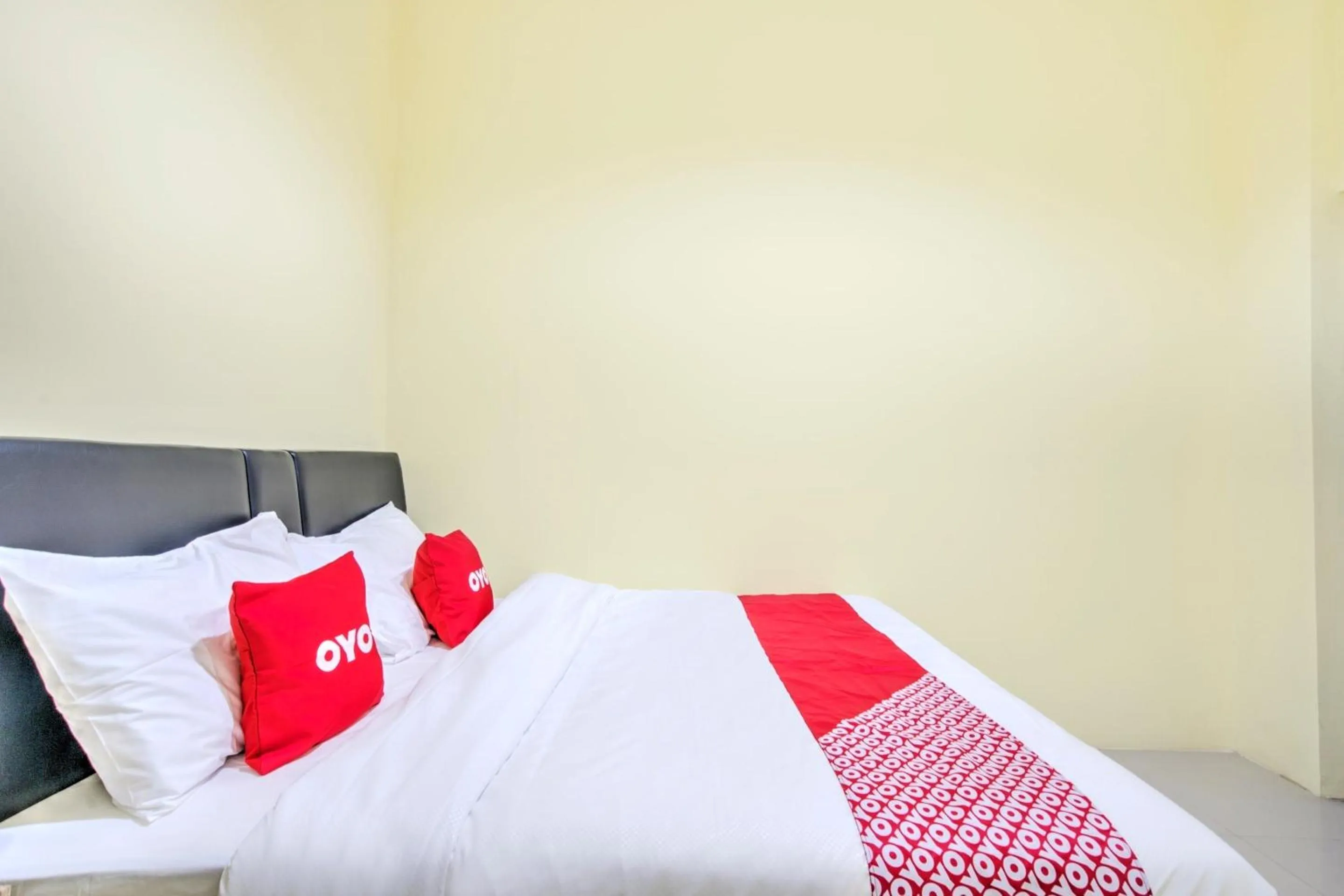 Bedroom, Bed in Hotel O Tebel 19