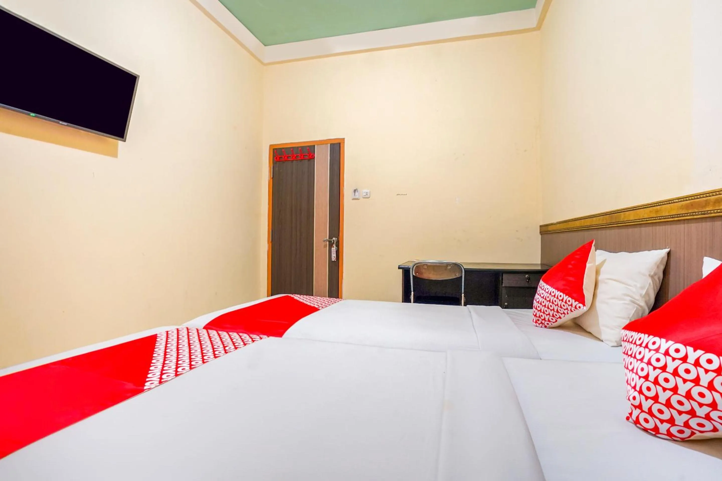 Bedroom, Bed in OYO Life 2502 Syariah Triantama Kost