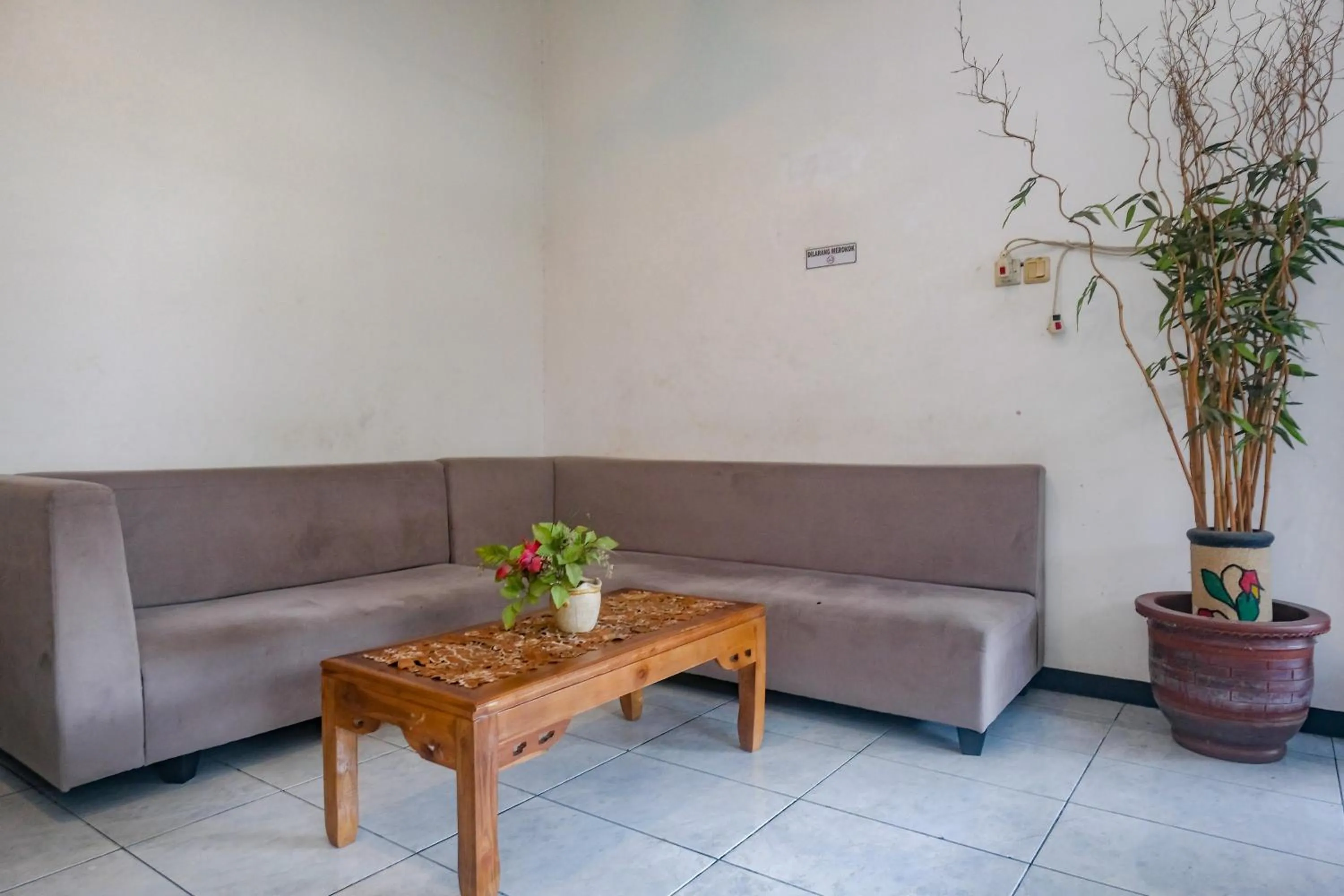 Seating area in RedDoorz at Mayang Garini 2 Borobudur