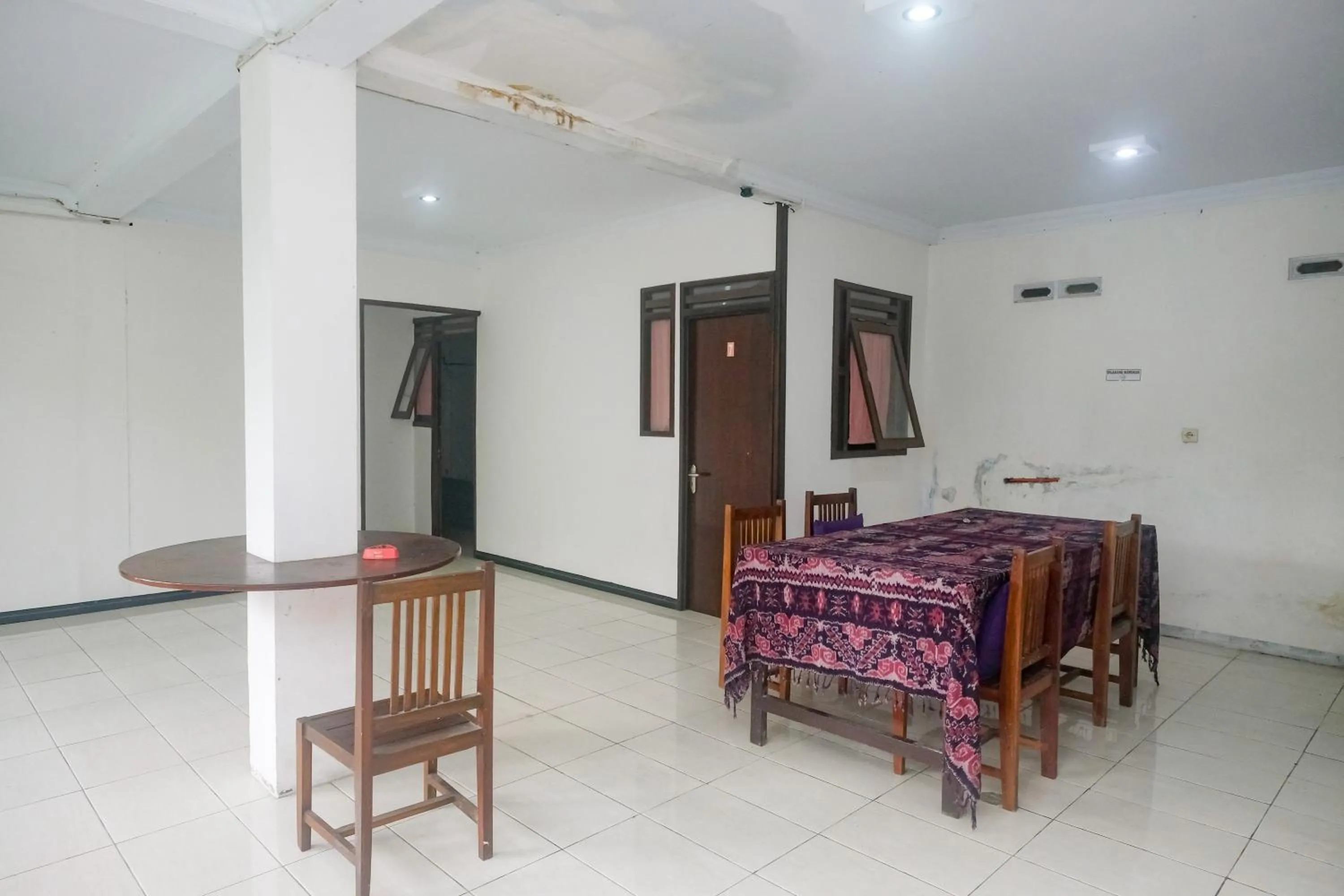 Seating area in RedDoorz at Mayang Garini 2 Borobudur