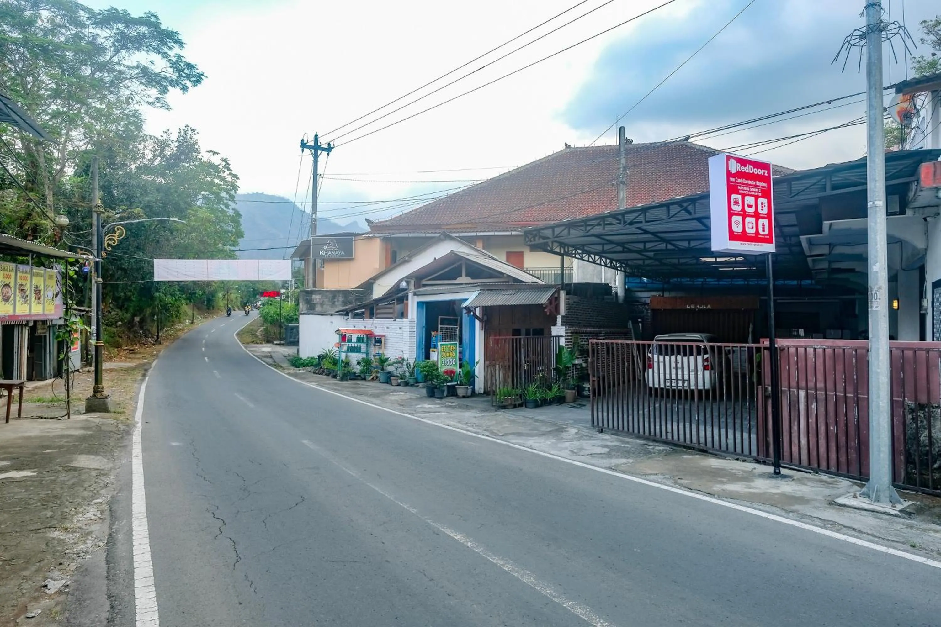 Facade/entrance in RedDoorz at Mayang Garini 2 Borobudur