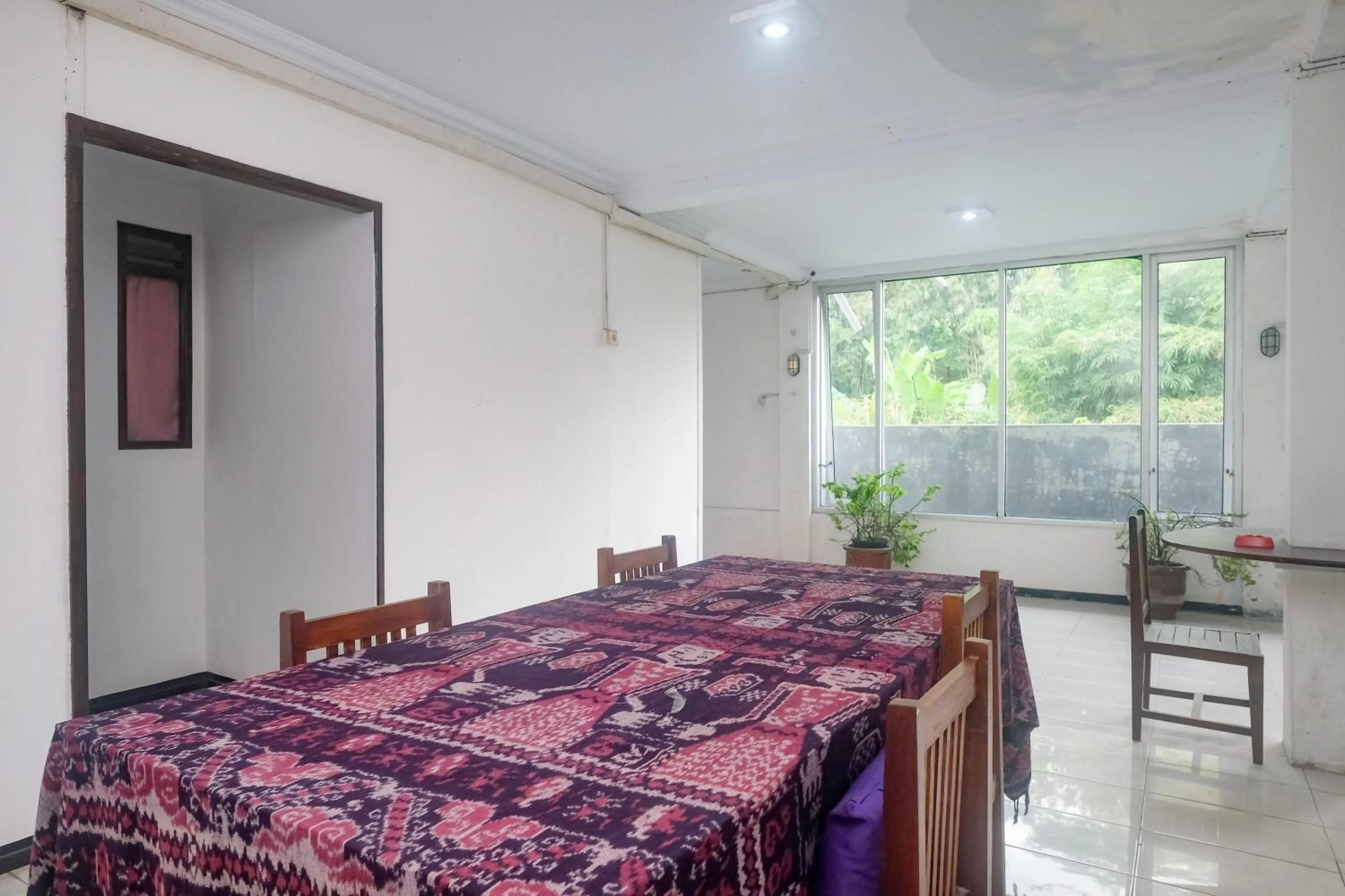 Seating area, Bed in RedDoorz at Mayang Garini 2 Borobudur