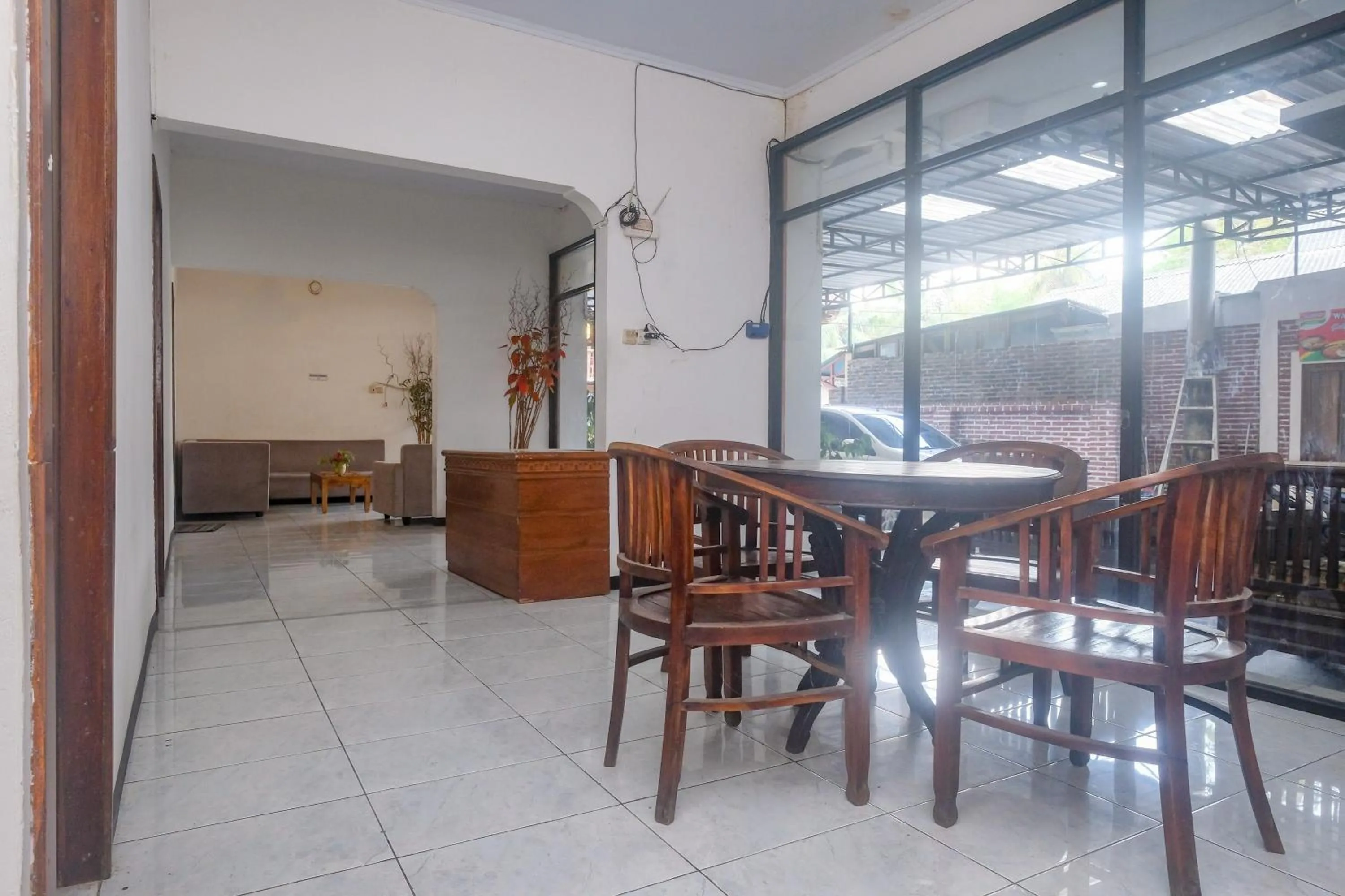 Seating area in RedDoorz at Mayang Garini 2 Borobudur