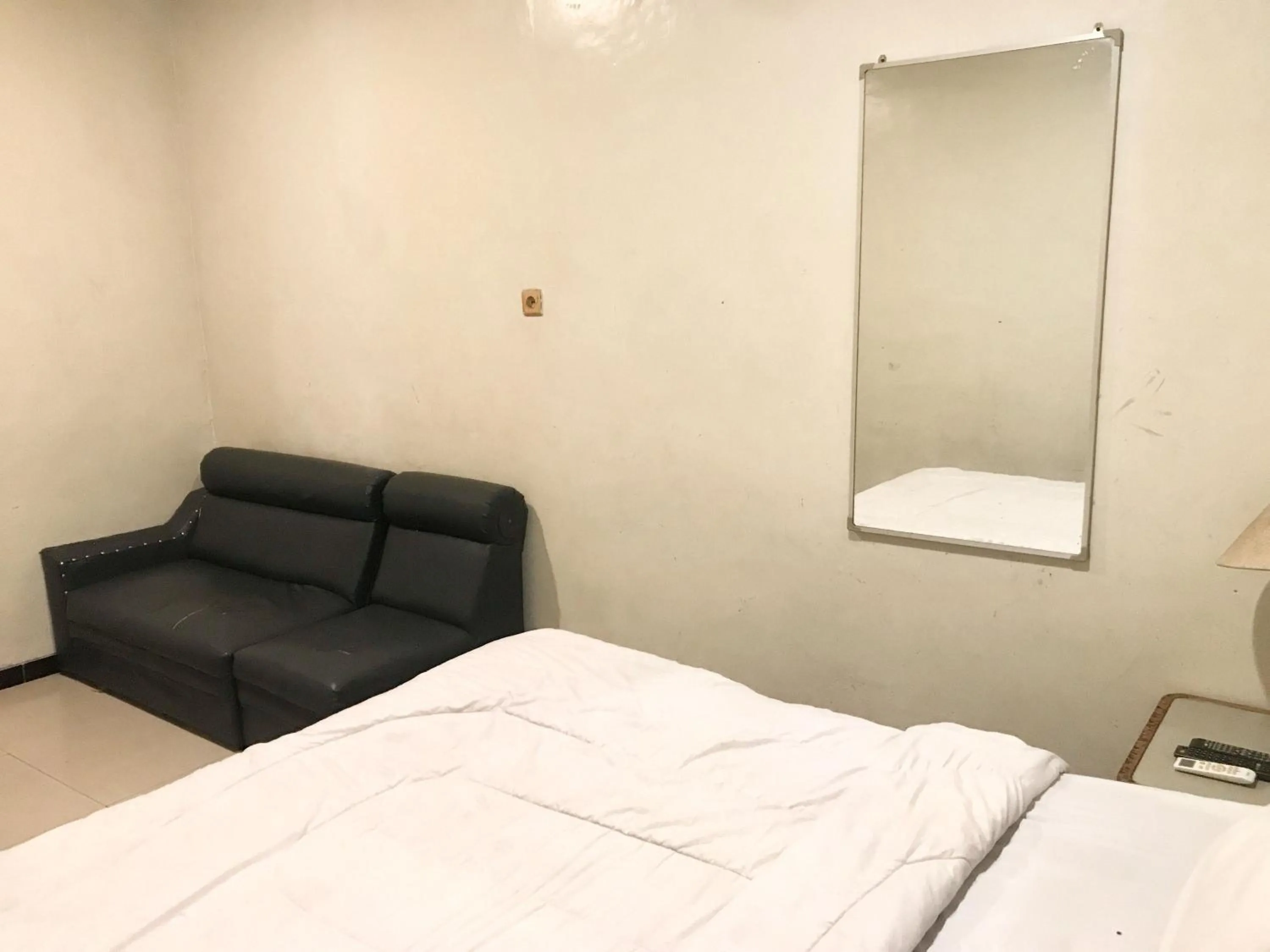 Bedroom, Bed in Gangnam Style Residence Mitra RedDoorz near MERR Surabaya