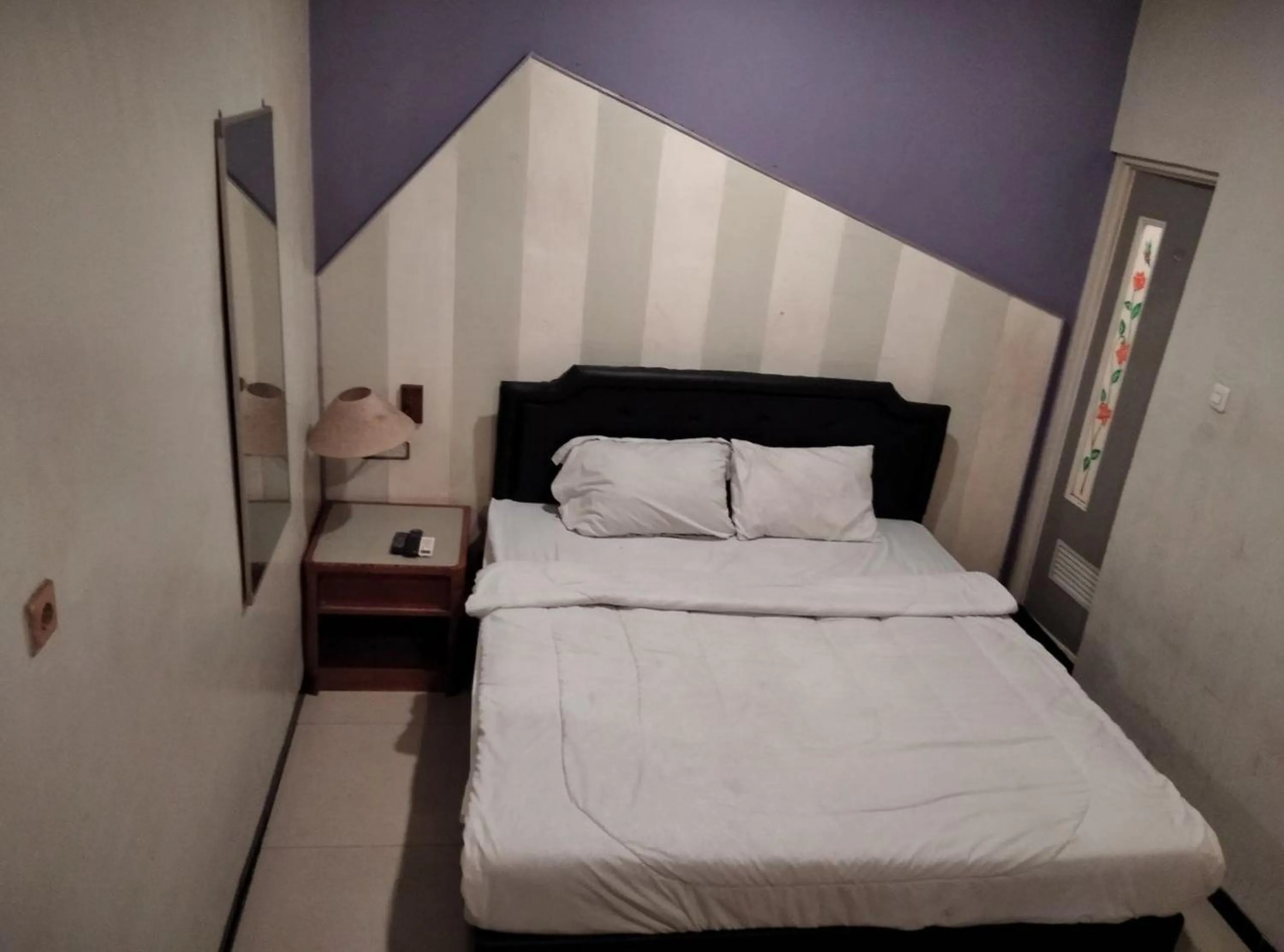 Bed in Gangnam Style Residence Mitra RedDoorz near MERR Surabaya
