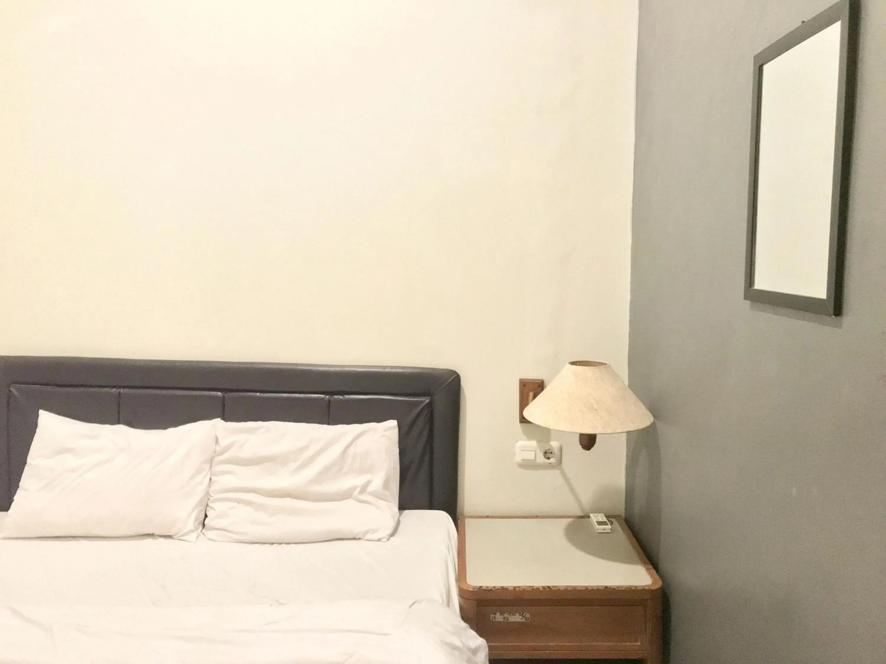 Bed in Gangnam Style Residence Mitra RedDoorz near MERR Surabaya