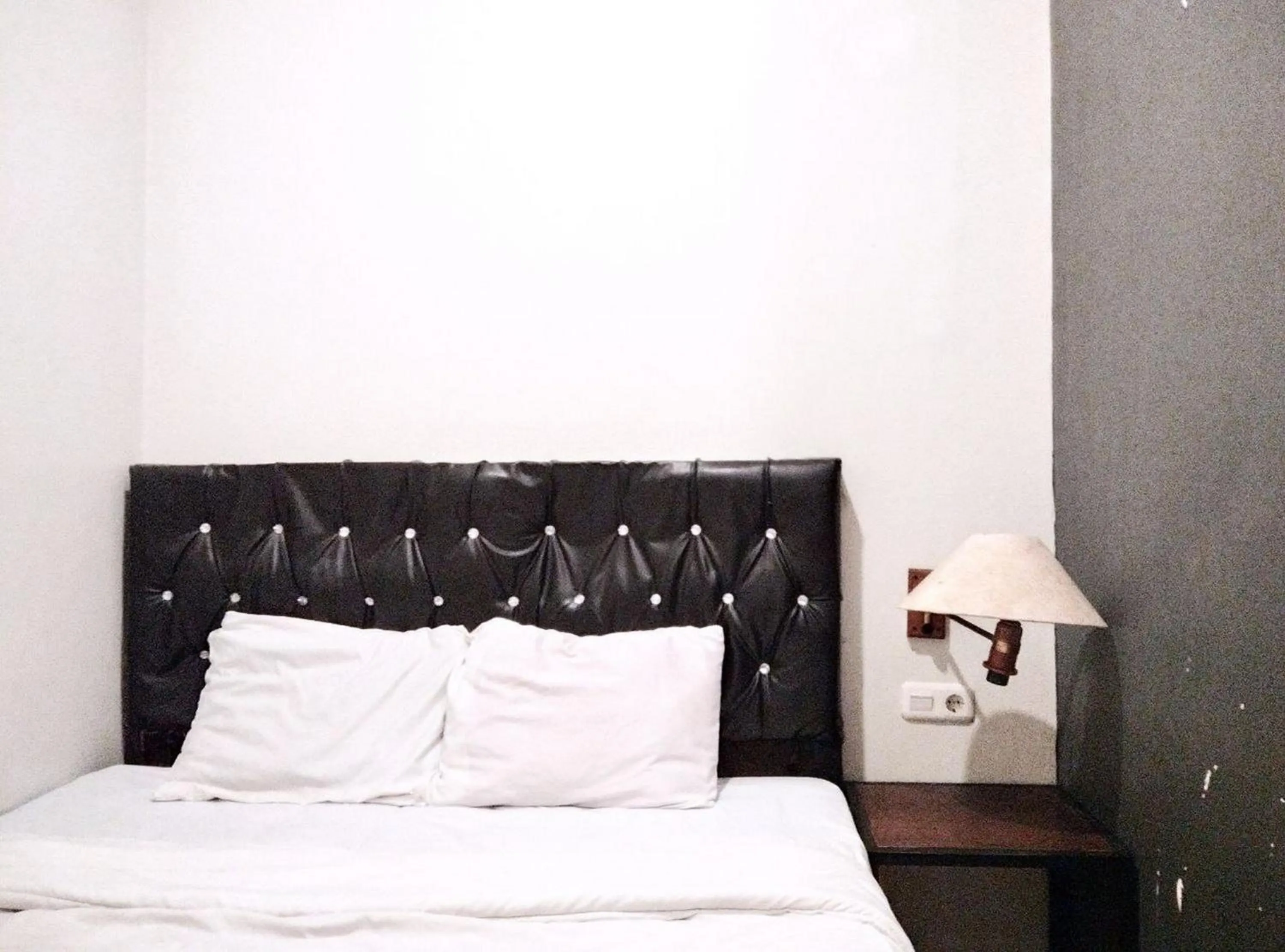 Bed in Gangnam Style Residence Mitra RedDoorz near MERR Surabaya