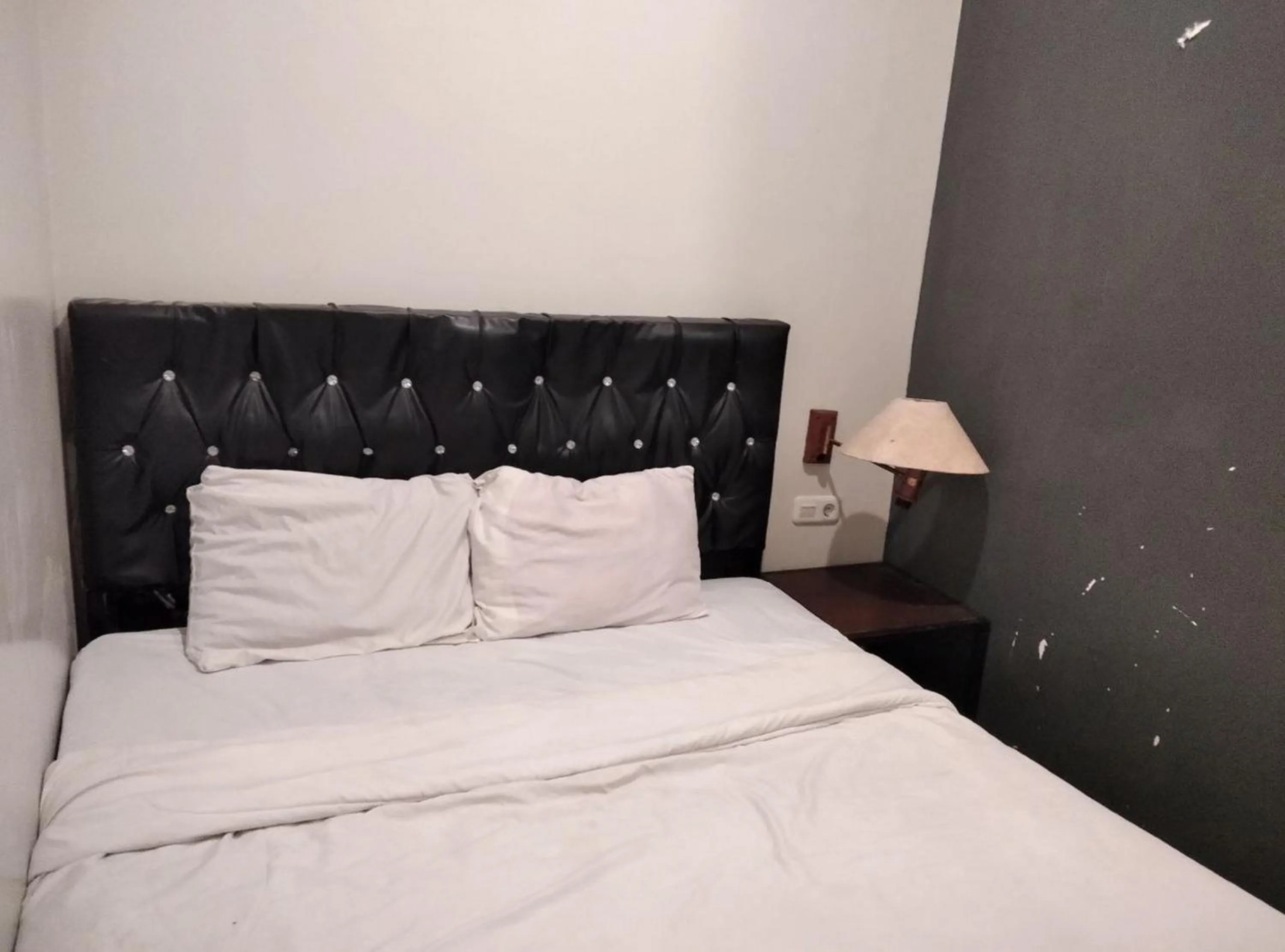 Bed in Gangnam Style Residence Mitra RedDoorz near MERR Surabaya