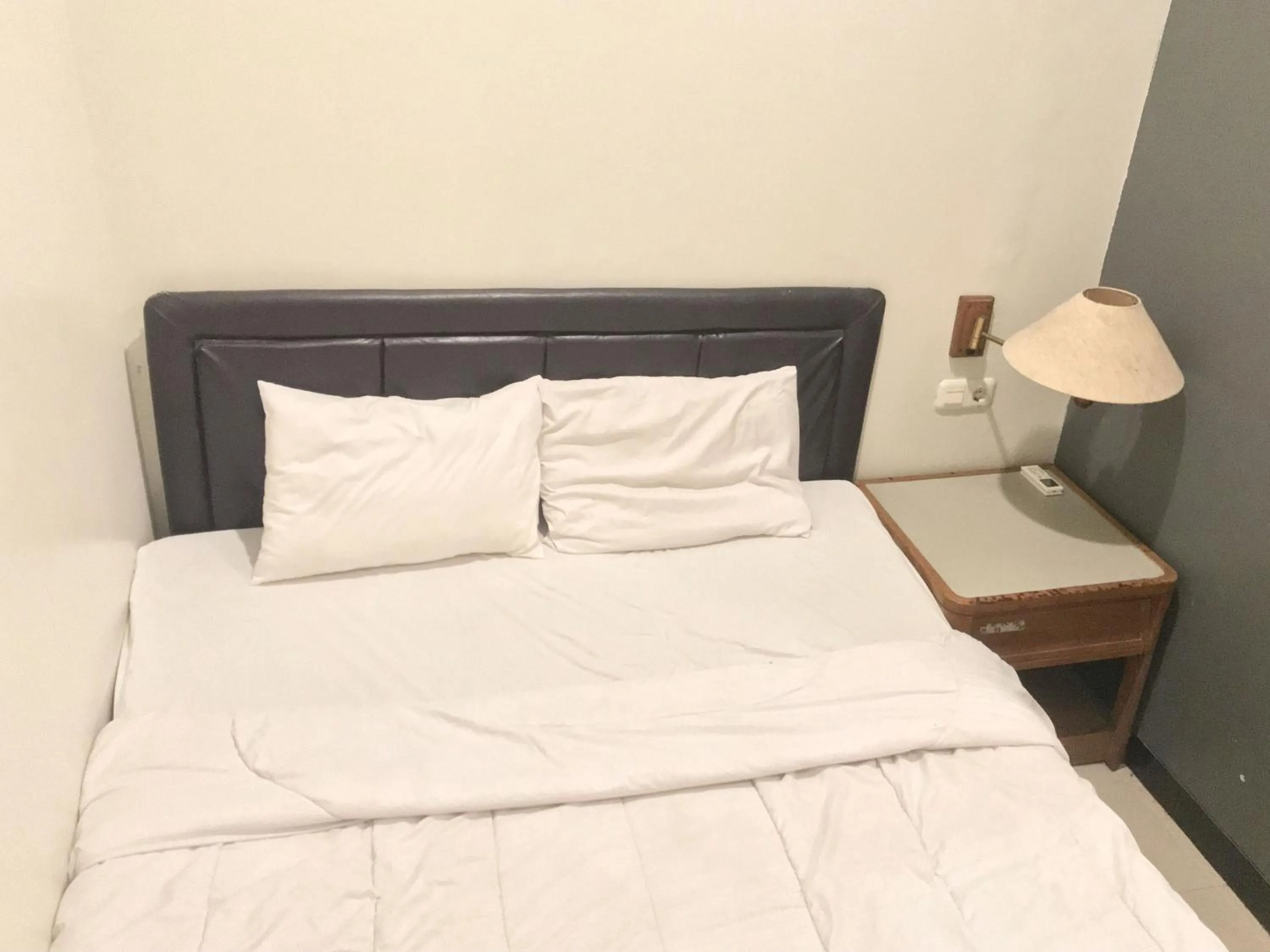 Bed in Gangnam Style Residence Mitra RedDoorz near MERR Surabaya